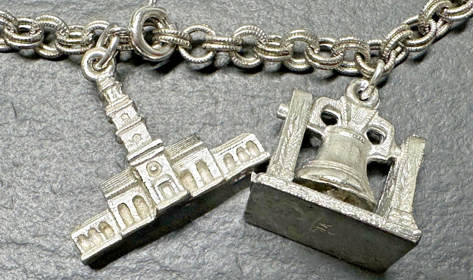 7 VINTAGE USA TRAVEL CHARMS & 7″ SILVER TONE BRACELET M195