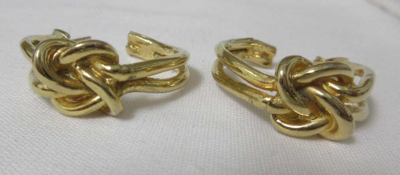 Vintage Gold Tone Knotted Hoop Pierced Earrings – No metal wear