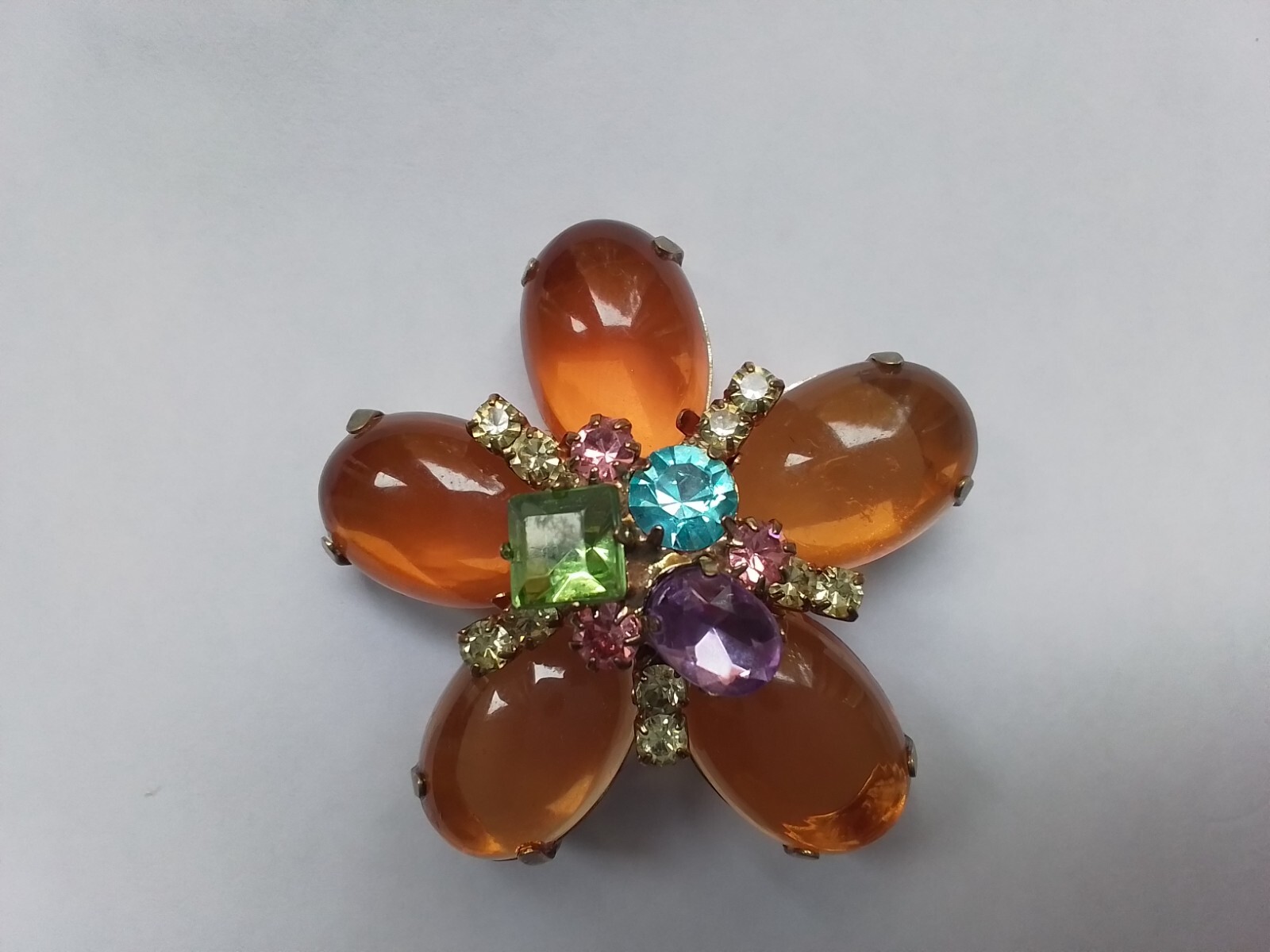 AMBER CABOCHON PASTEL RINESTONE BROOCH GLOWS UNDER BLACKLIGHT
