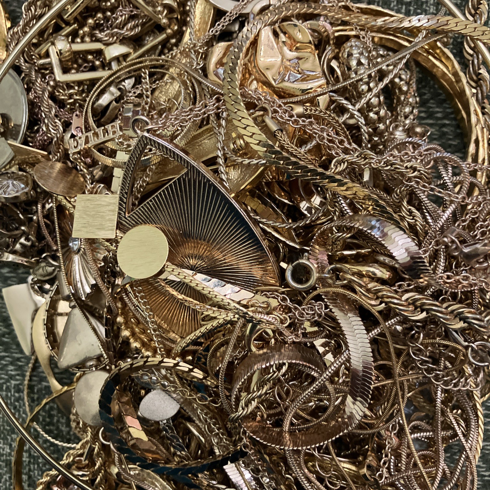 ⚜️ 2 LB Tangled Jewelry Treasure Lot ⚜️ Gold Tone Chains | Unsearched
