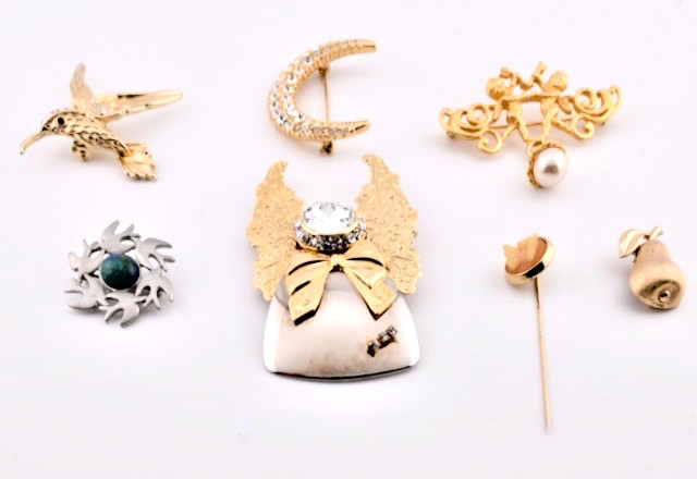 7 Pc Vintage Brooch Lot: Swarovski, Jim Shore, Kantro, Trifari