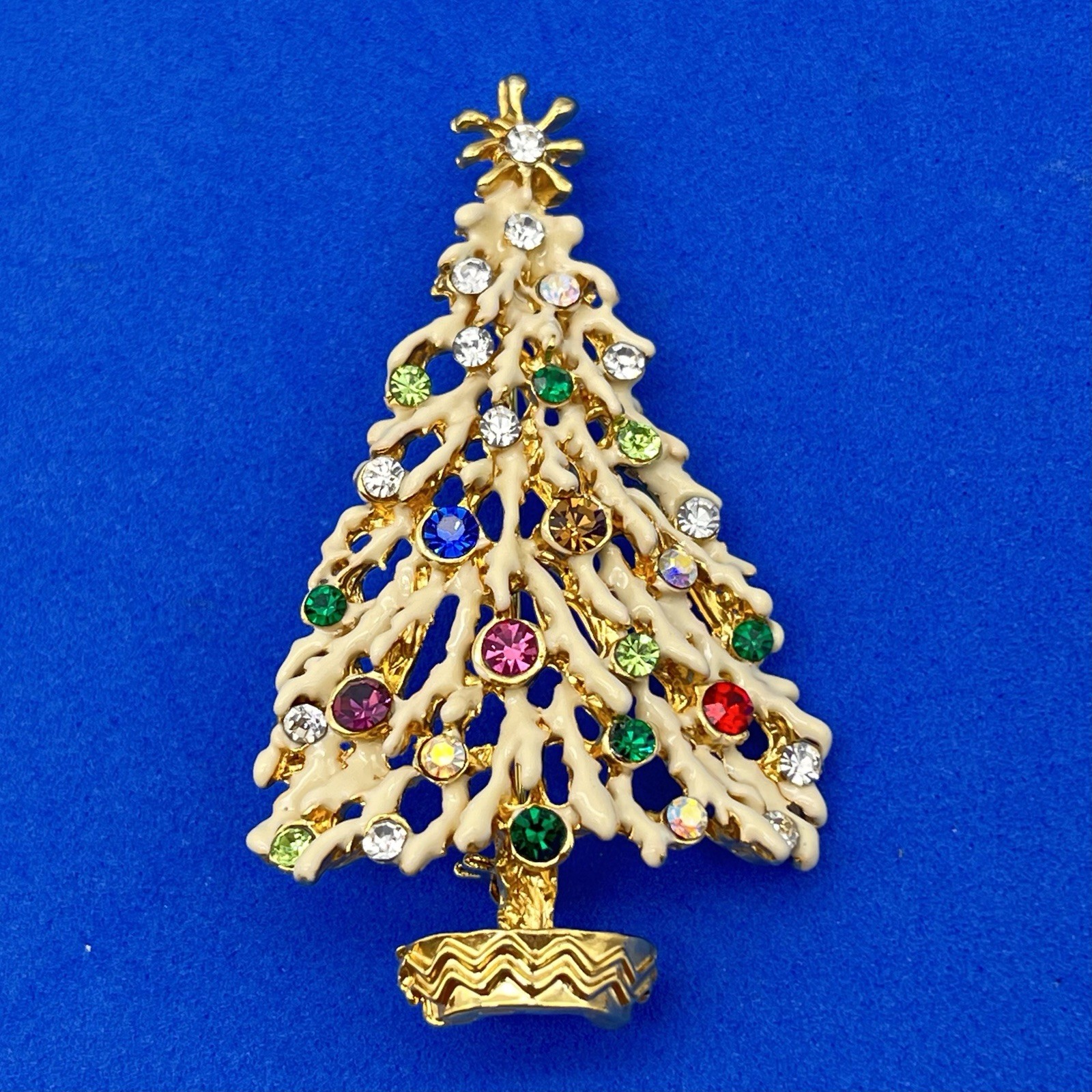 Vintage Christmas Tree Jewelry Set Brooch Clip On Earrings White Snow Frosted