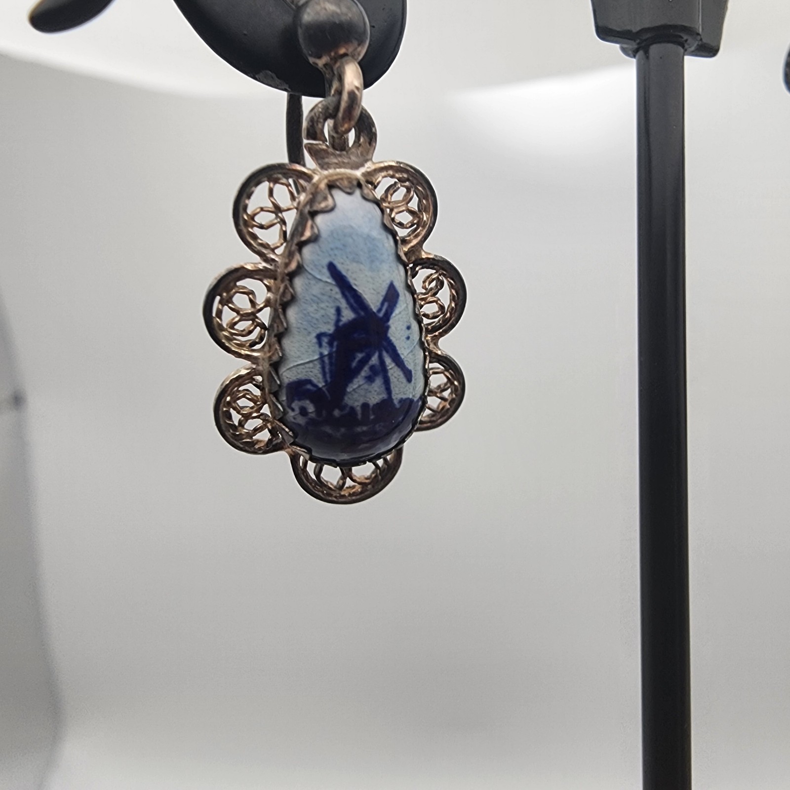 VTG 835 Silver Delft Blue Porcelain Windmill Filigree Dangle Screw Back Earrings