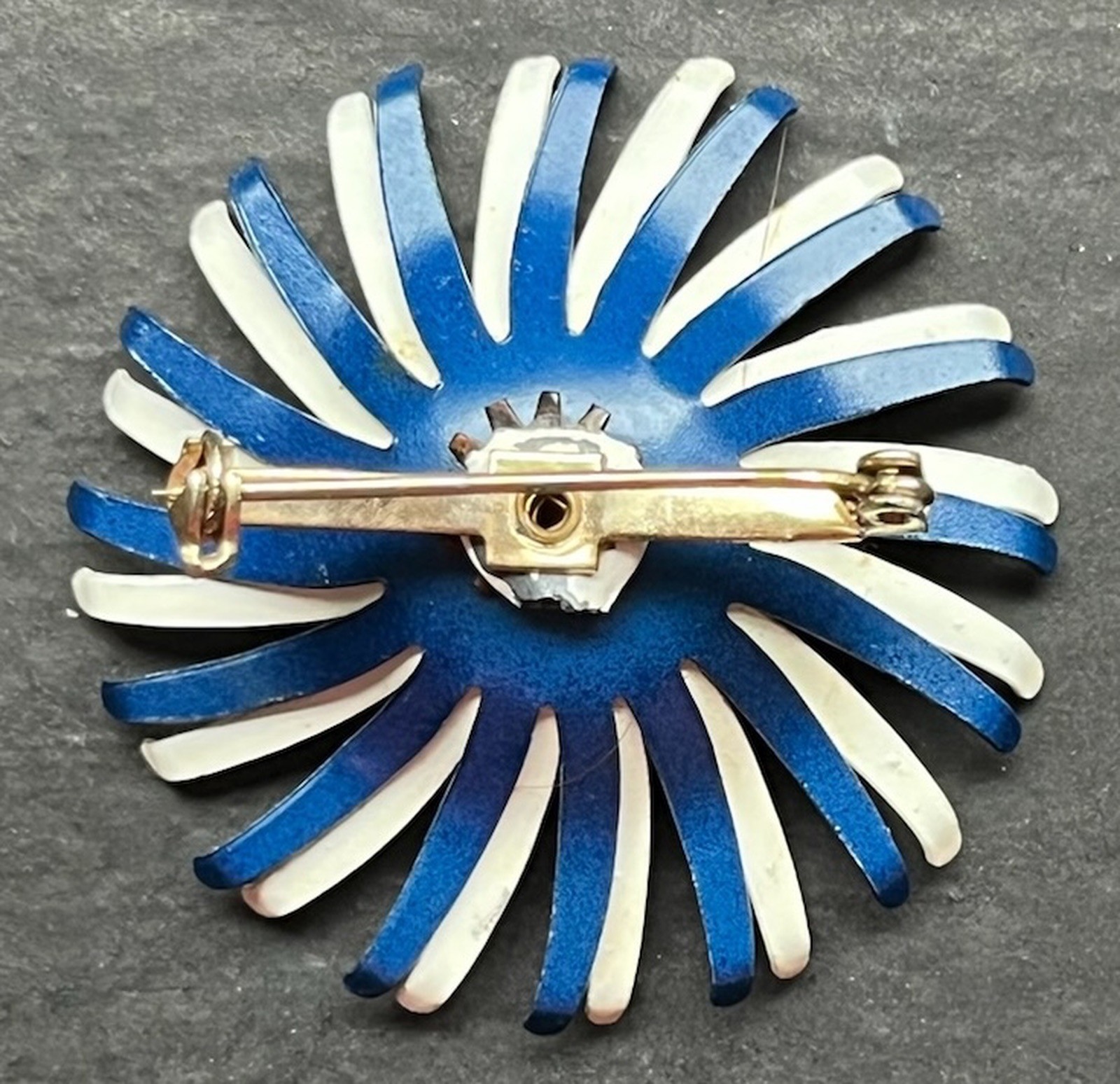 vtg RED, WHITE, DARK BLUE Layered Pinwheel Daisy PIN. Enamel & Metal. 1.75″.’60s