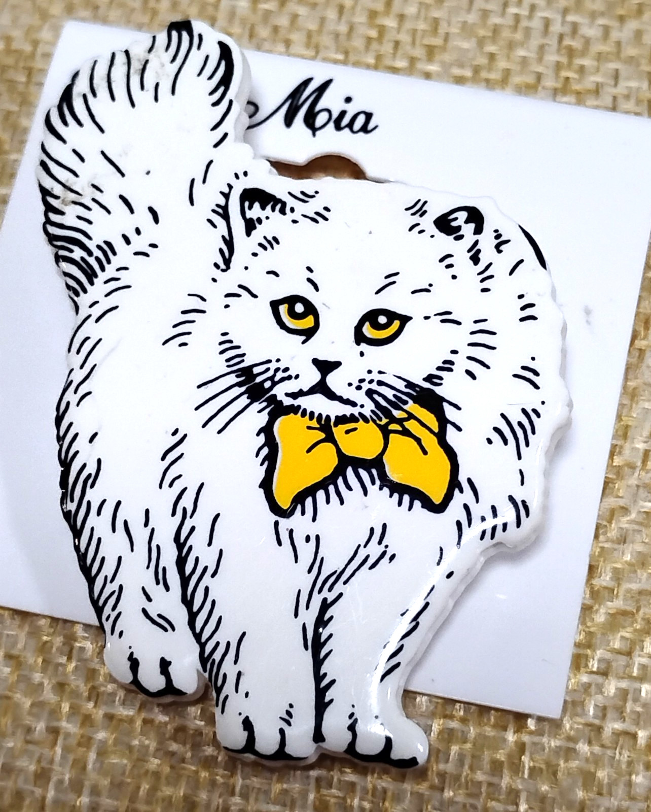 Cara Mia Hard Plastic White Persian Cat Yellow Bow United Kingdom Brooch 2.5″
