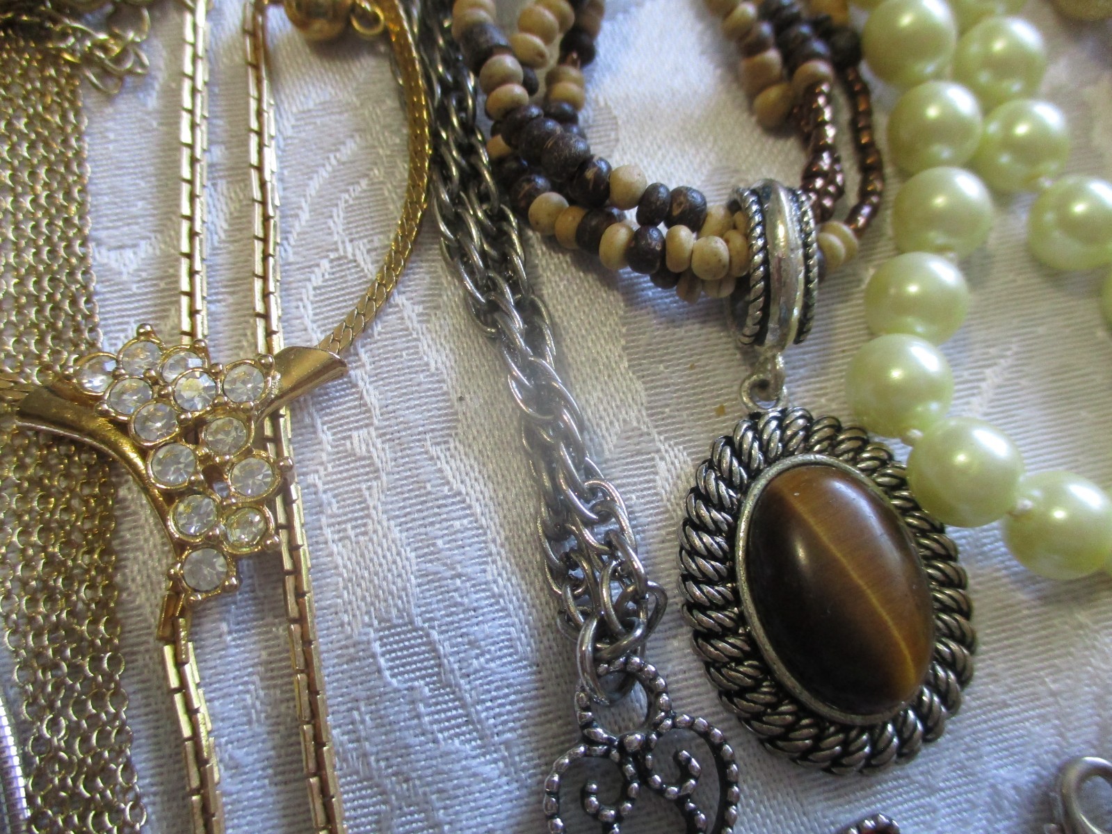 VINTAGE JEWELRY LOT 50 ALL SIGNED AVON NECKLACE BRACELET BROOCH PIERCED EARRINGS