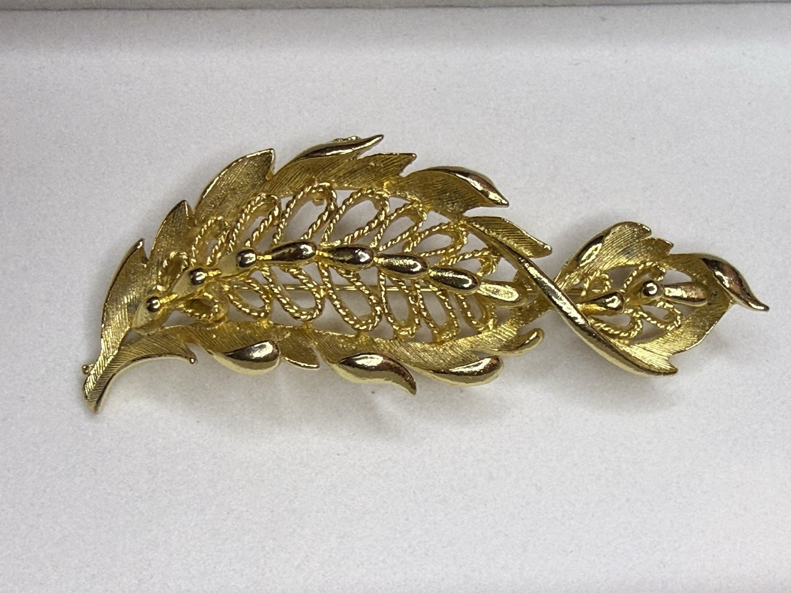 🔥Vintage Lisner Brooch Pin Textured Gold Tone Signed