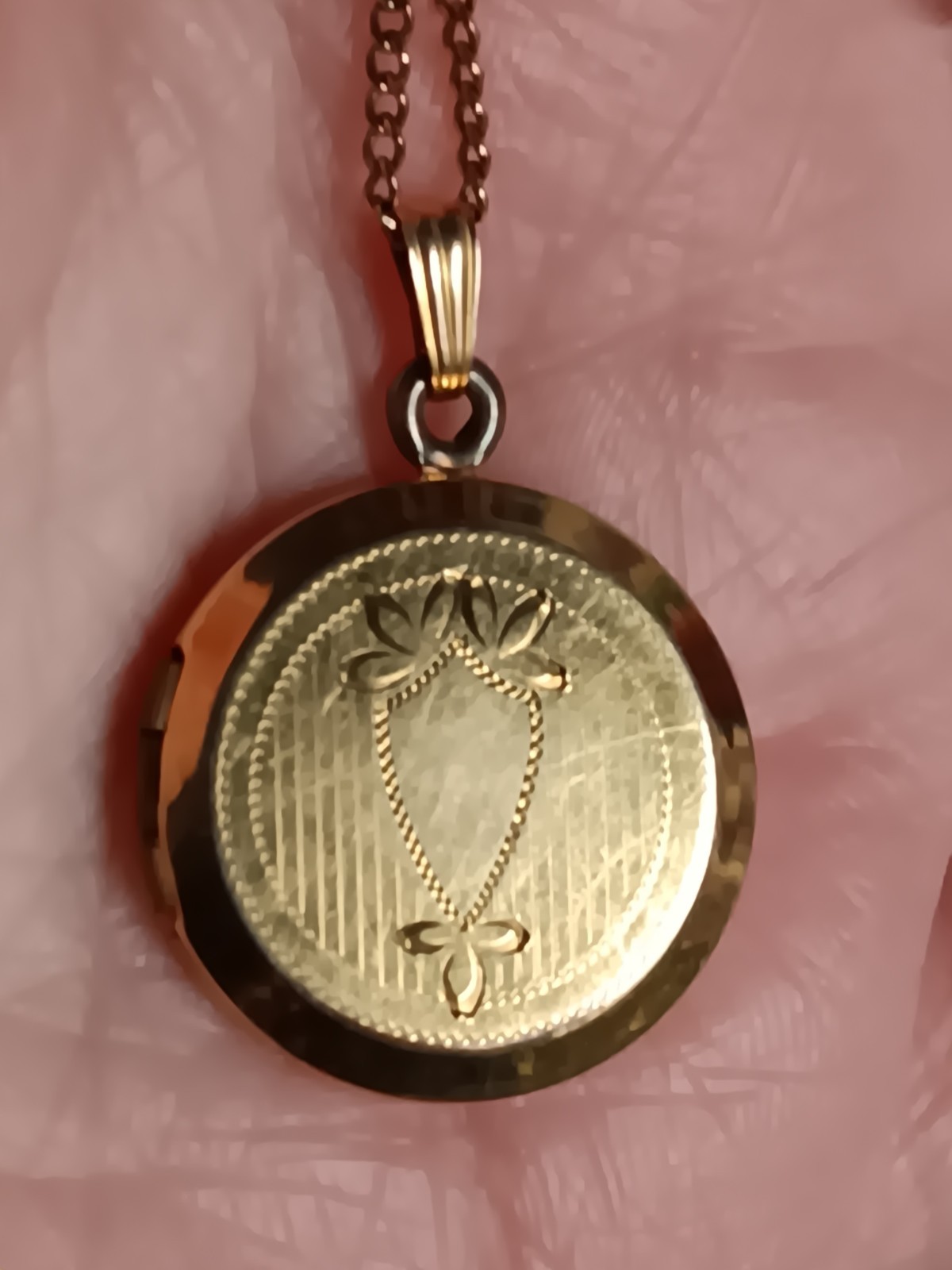 A&Z 1/20th 12k GF Gold Filled Round Locket Necklace Etched Shield Design 18″
