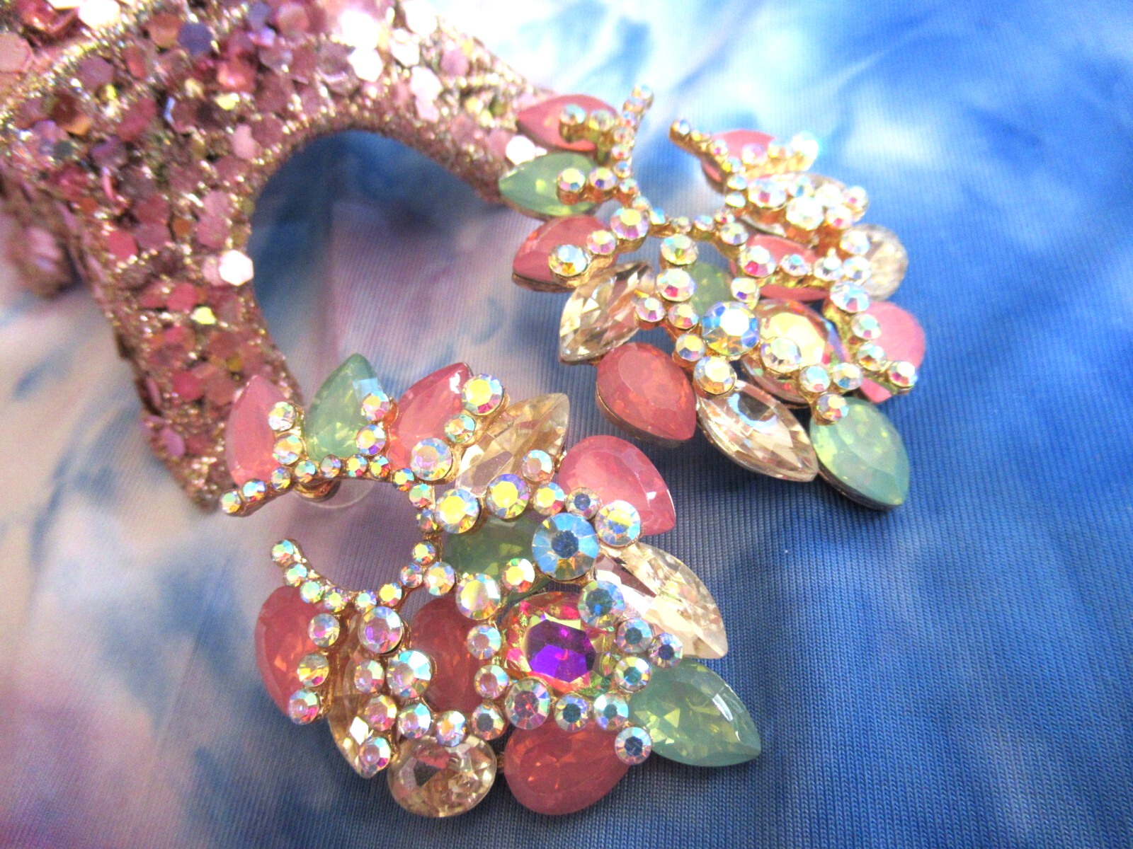BEAUTIFUL IRIDESCENT PASTEL-COLORS GEMSTONES & CRYSTAL STATEMENT EARRINGS NEW