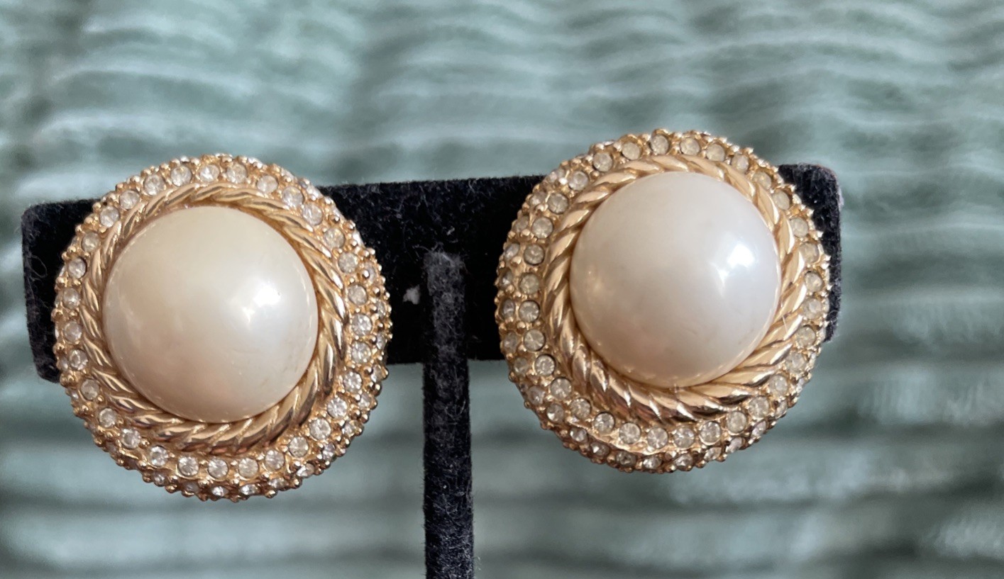 Vintage Christian Dior Large 2” Pearl Rhinestone Gold Tone/Faux Pearl Clip Sign