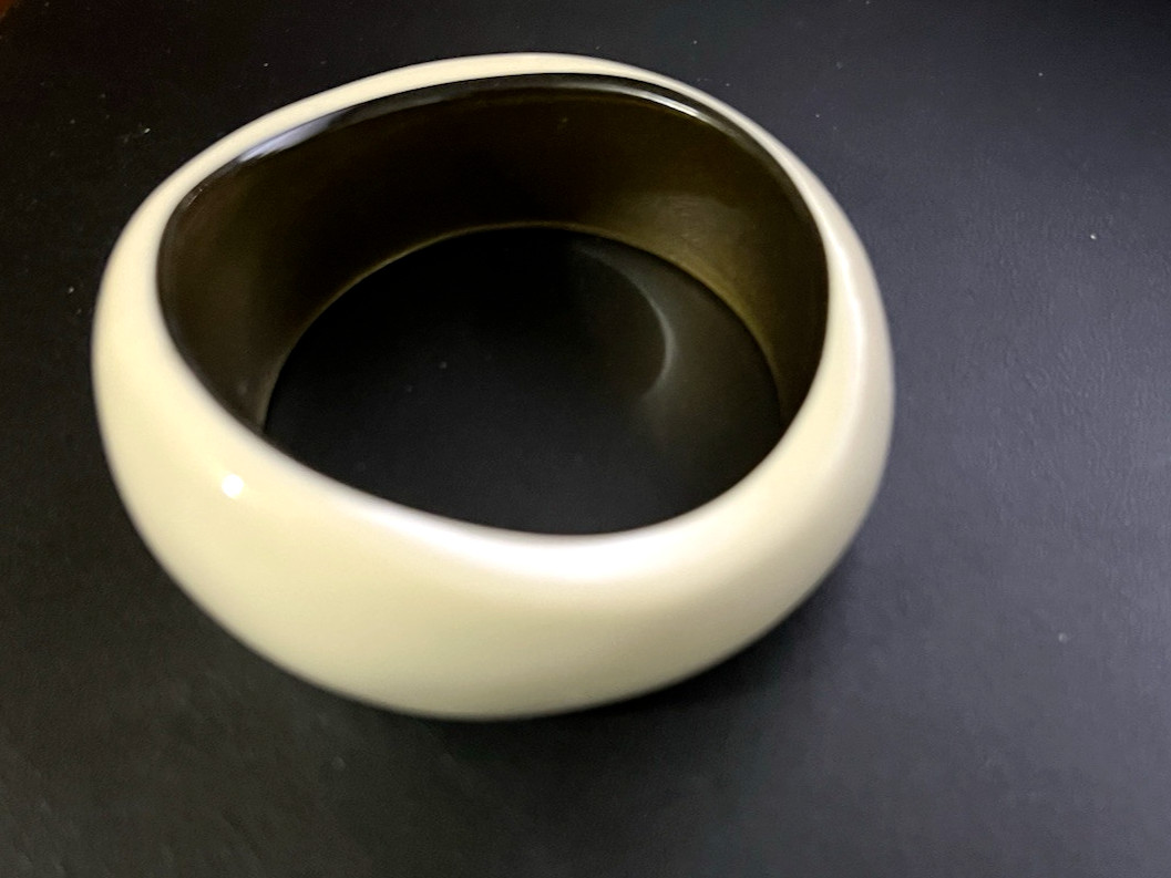 Vtg Chunky resin Acrylic Plastic Wide Bangle 8″ width 1-1.50″ graduated