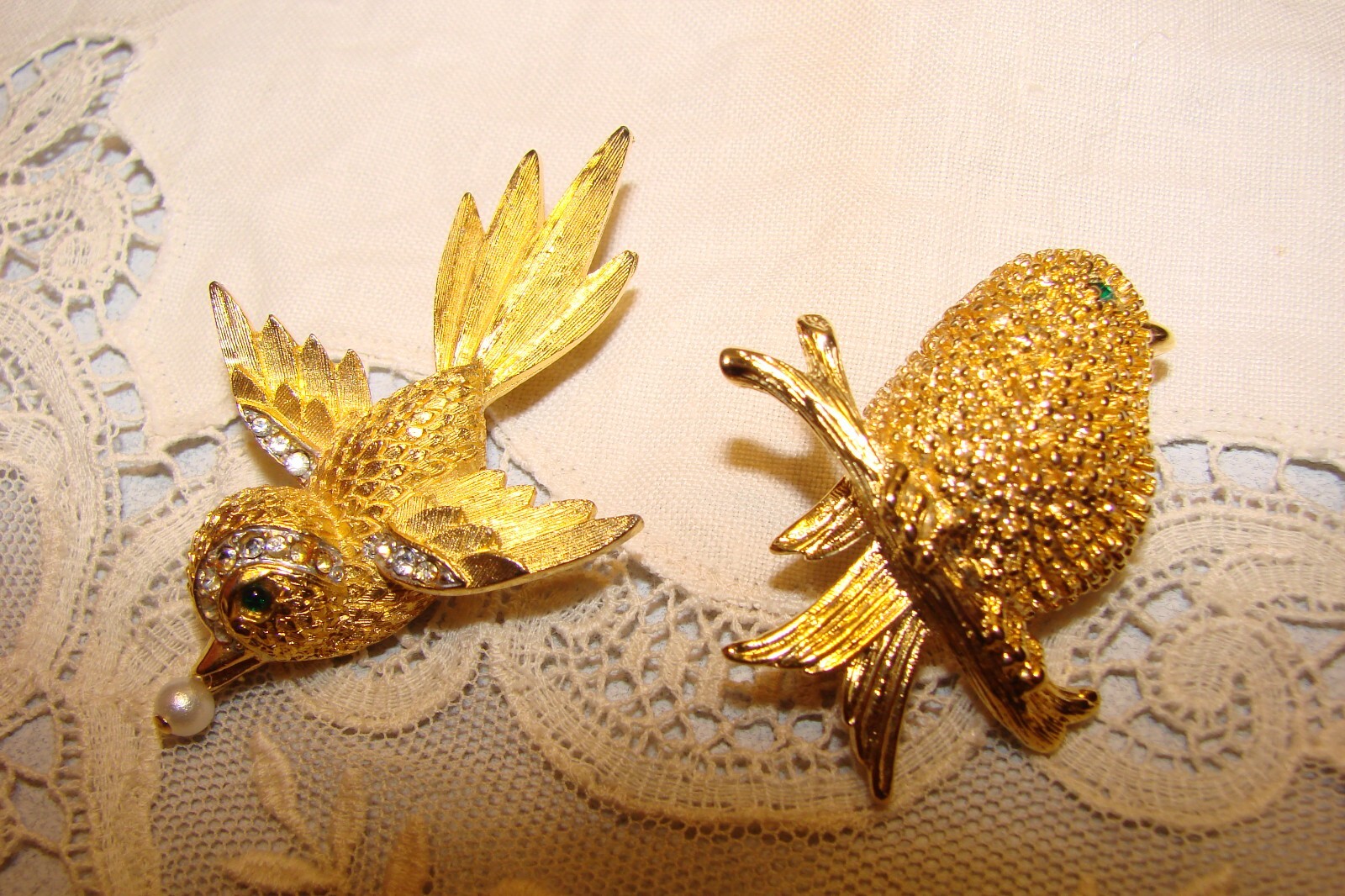 TWO VINTAGE GOLD TONE RHINESTONE BIRD BROOCHES GREEN EYES PEARL