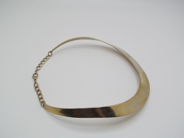 Vintage Gold Tone Curved Narrow to Wide Collar .75 Inch Bar & Chain Necklace