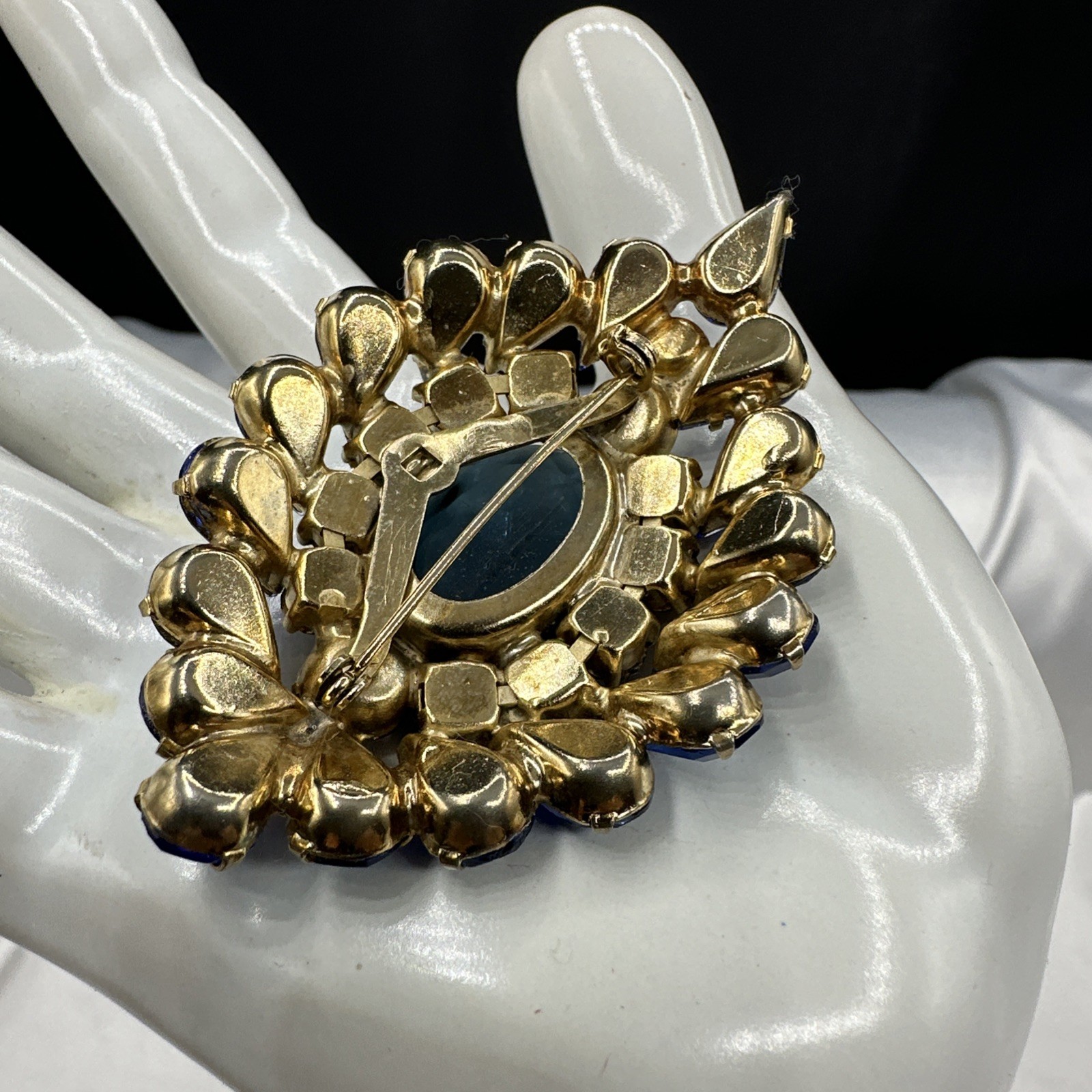 Vtg Unique Exclusive Oval Domed Blue Austrian Crystal Brooch. See pics.