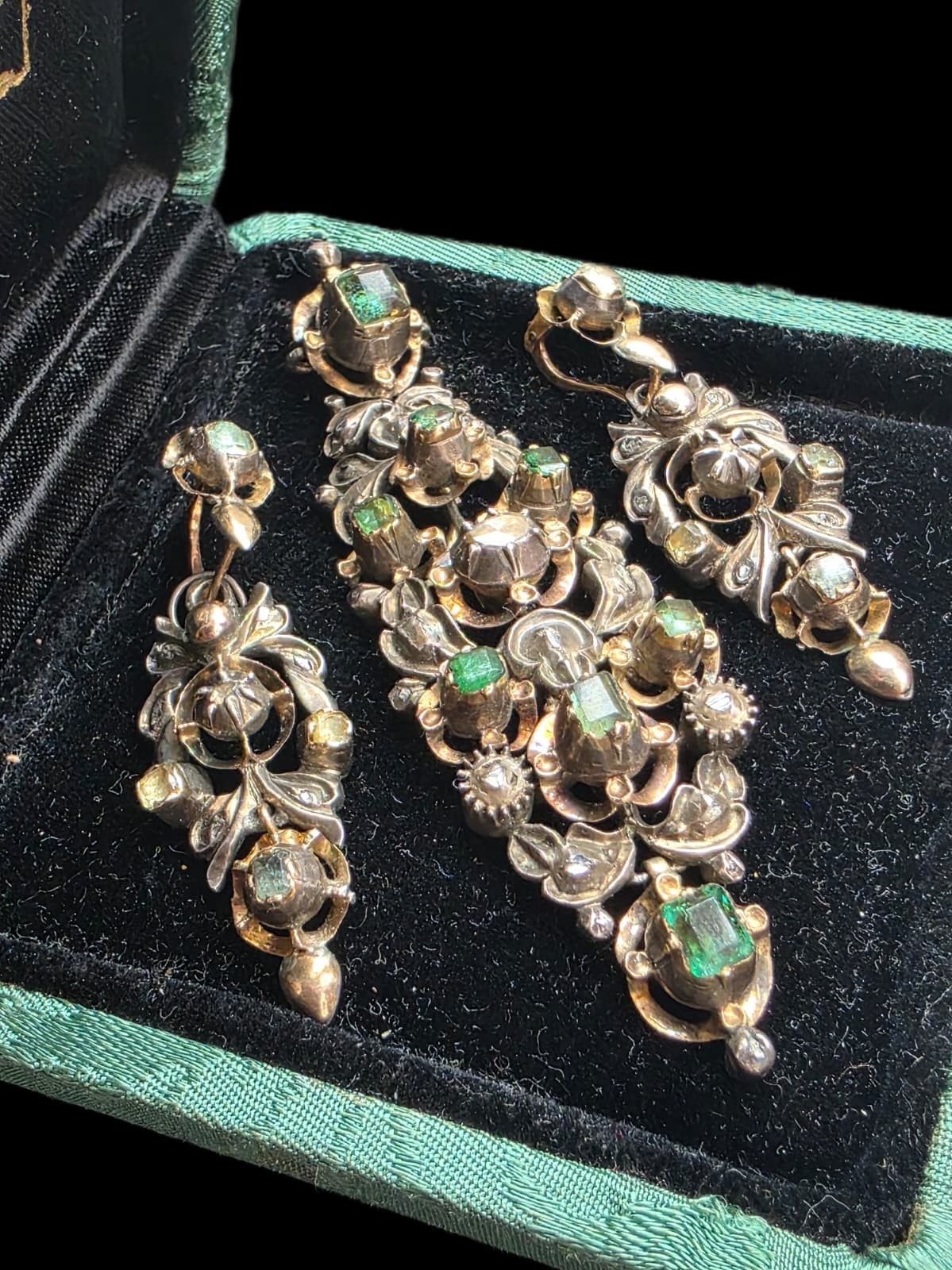 Antique Victorian Gold Parure Set Earrings Pendant Diamonds Emeralds Ca 1850