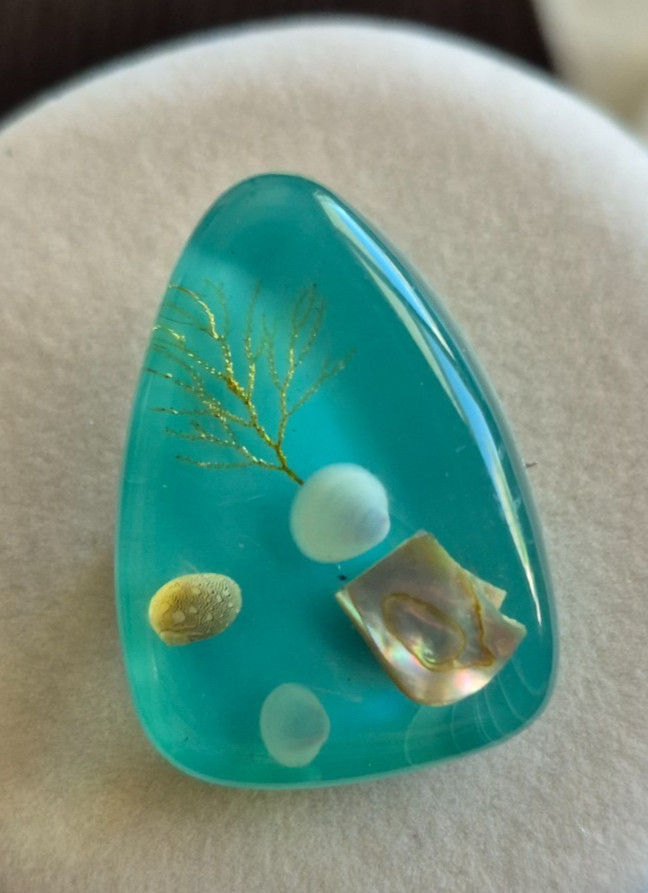 Unique, vintage, lucite ocean theme brooch pin Great Britain