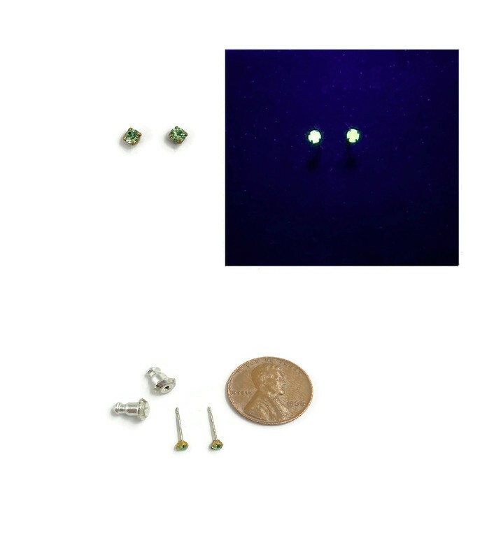 Pair Vintage Peridot Green Uranium Glass Rhinestone Gem Brass Stud Earrings V818