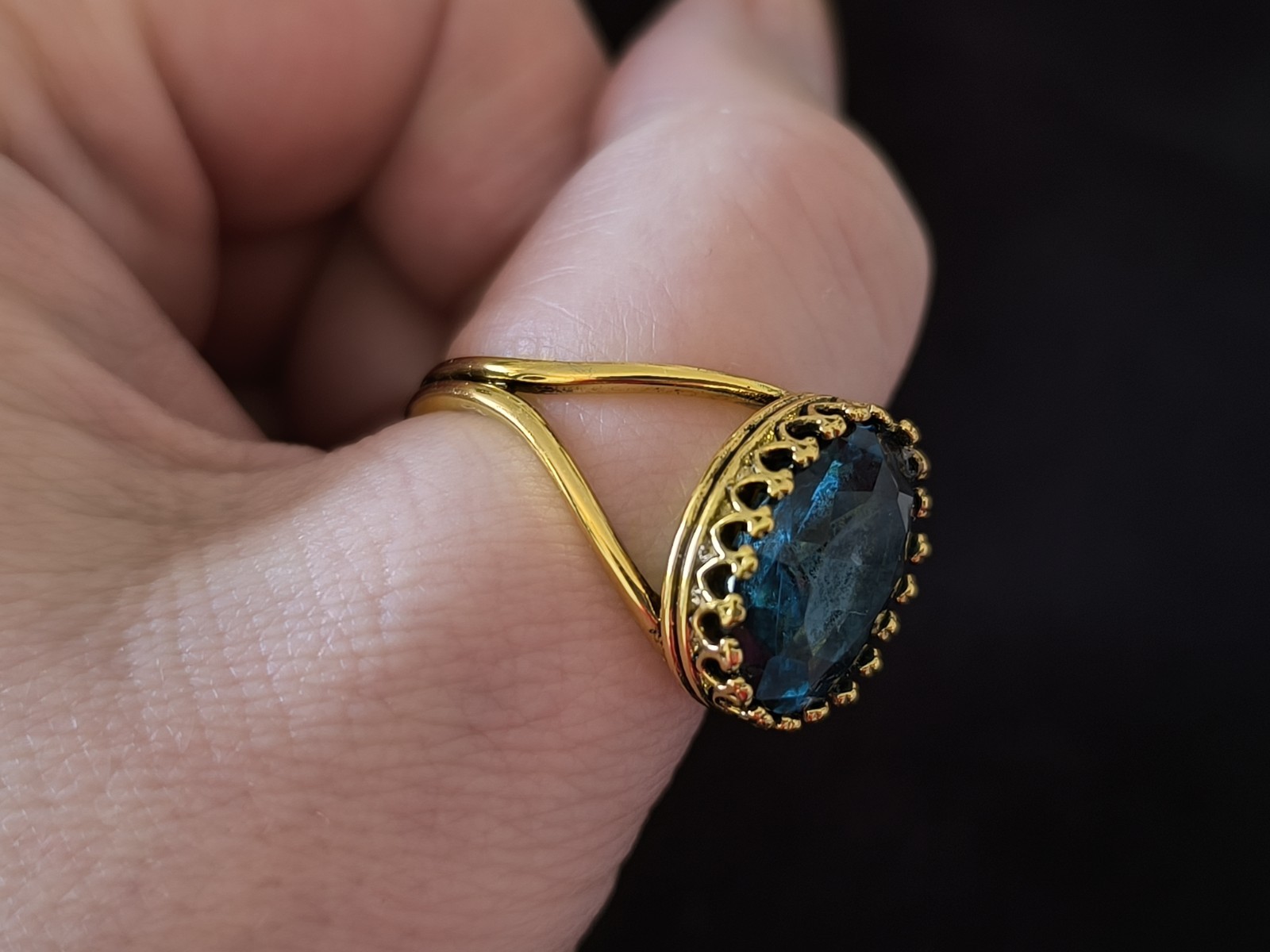 Lovely ring with blue cabochon