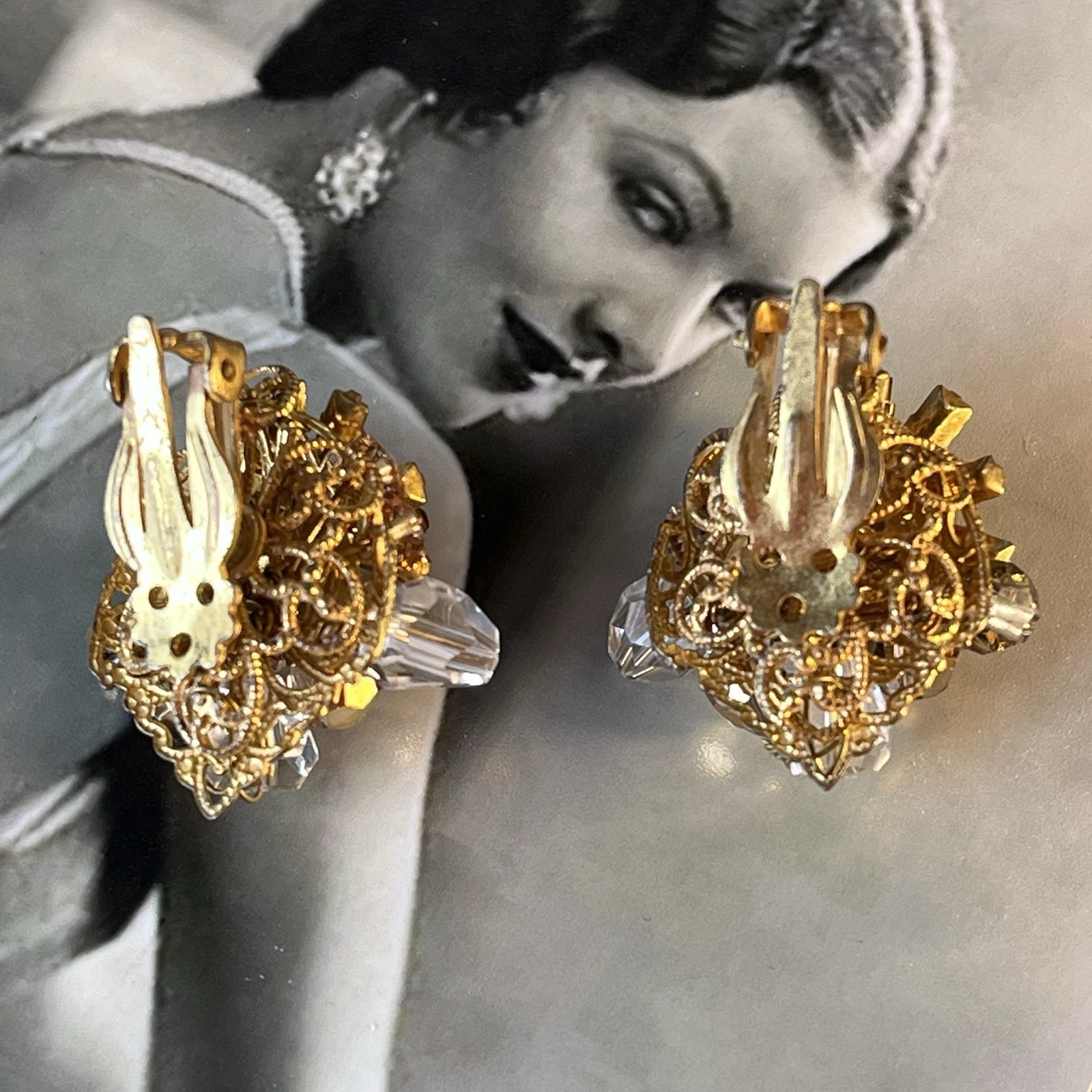 Vintage 1” Clip On Beaded Glass Earrings – Brown Clear – Gold Filigree – c1950s