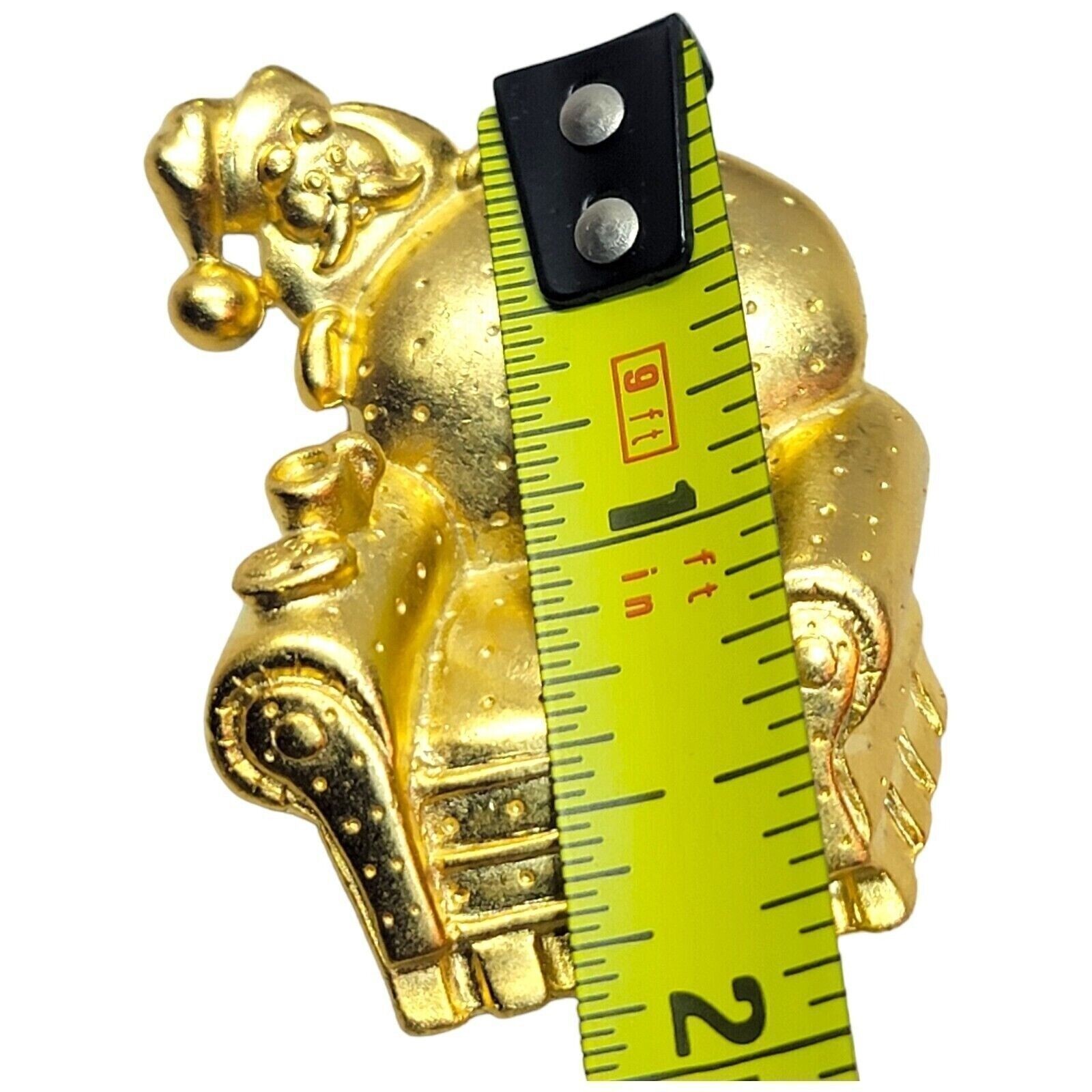 Brooch Danecraft Christmas Santa Behind Couch Signed Matte Gold Tone SKU 2228