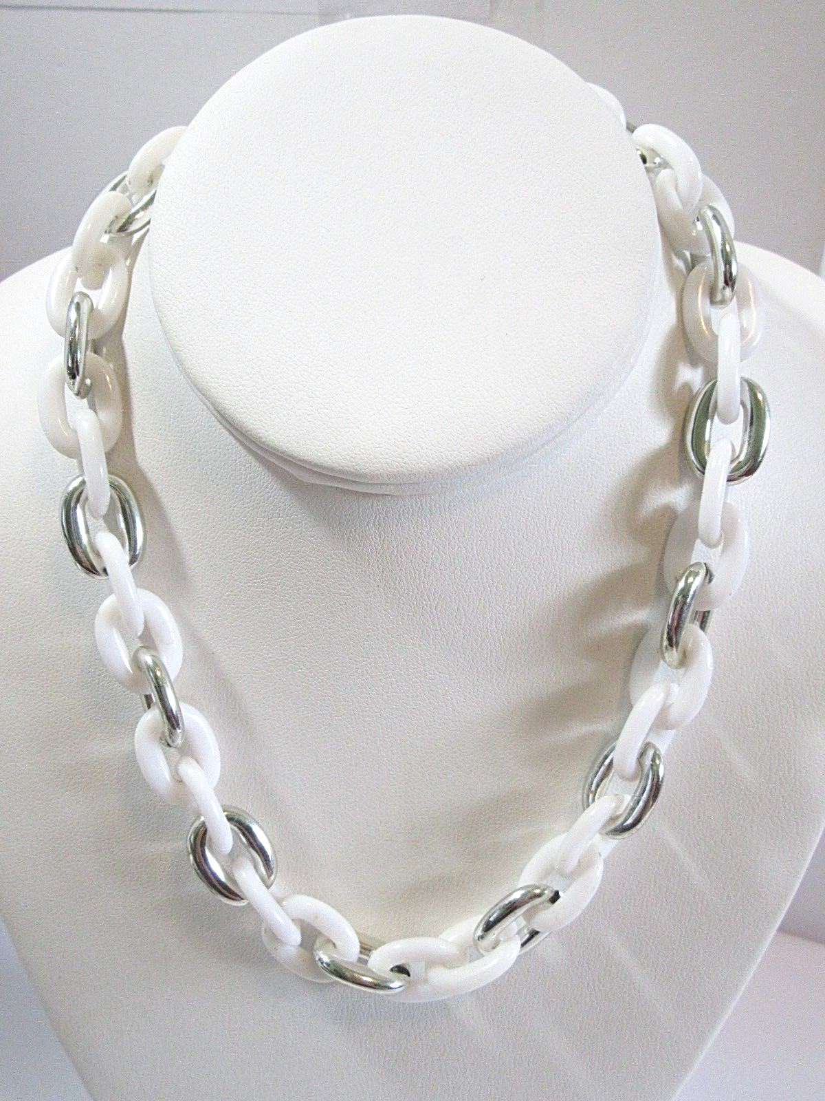 WHITE AND SILVER TONE PLASTIC LINK NECKLACE CUTE FASHION TRENDY VINTAGE