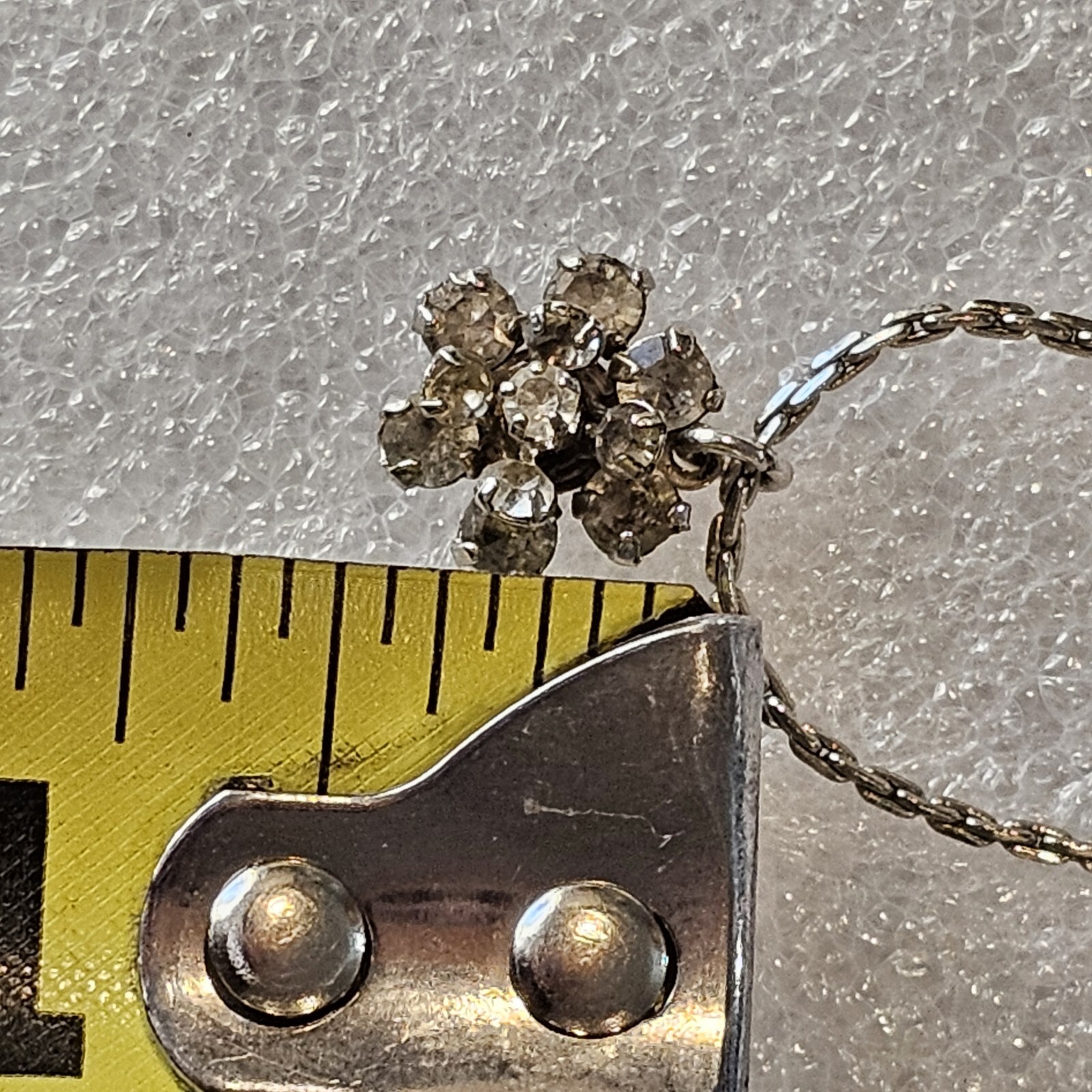 Retro Avon 3D Clear Rhinestone Flower Pendant Necklace Silver Tone Dainty 18″