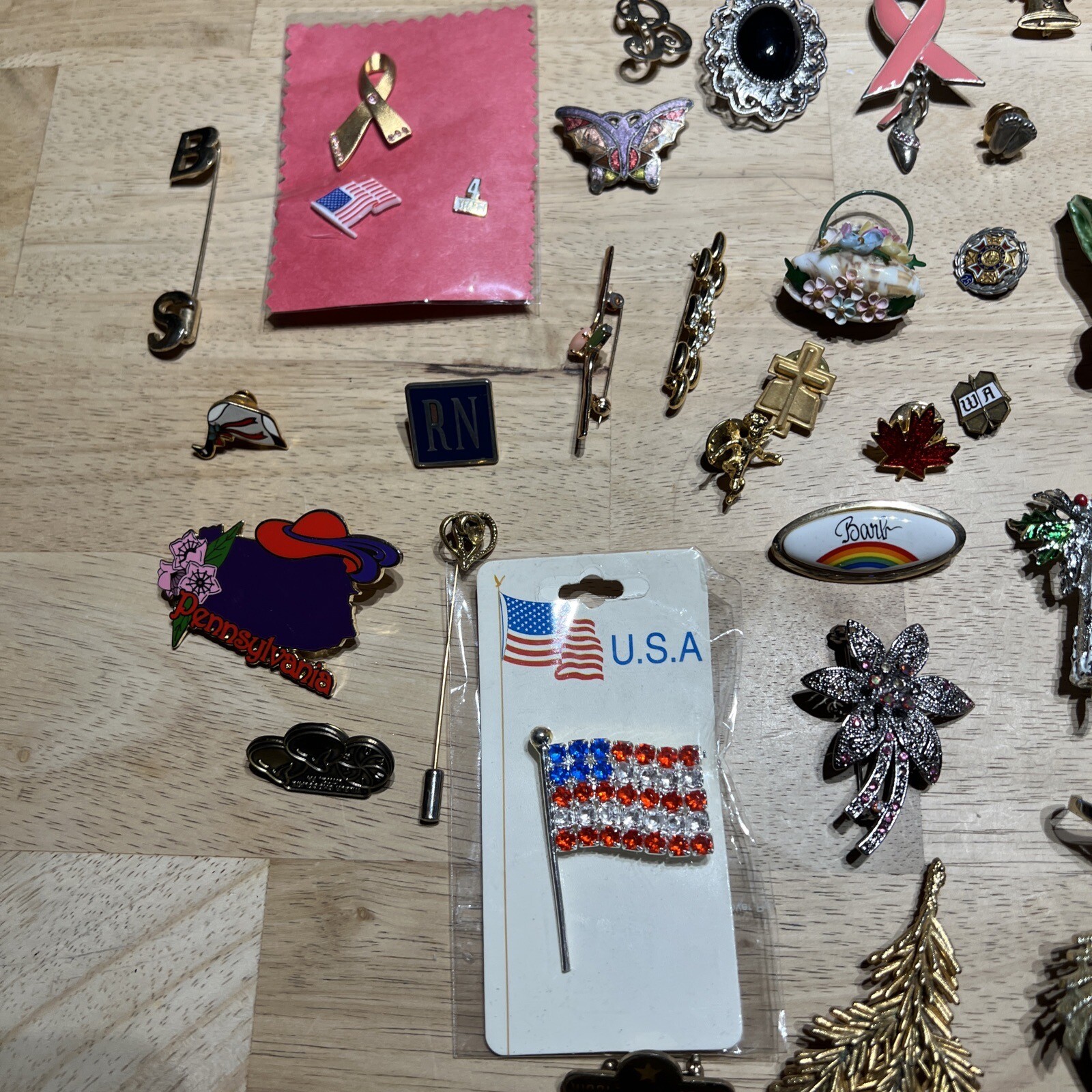 Vintage lot of Assorted Brooches / Pins. 43 Pieces.