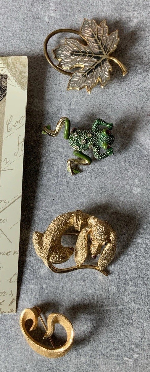 8 BROOCHES PINS SCARF CLIP Variety Including Articulated Frog MOP Hong Kong