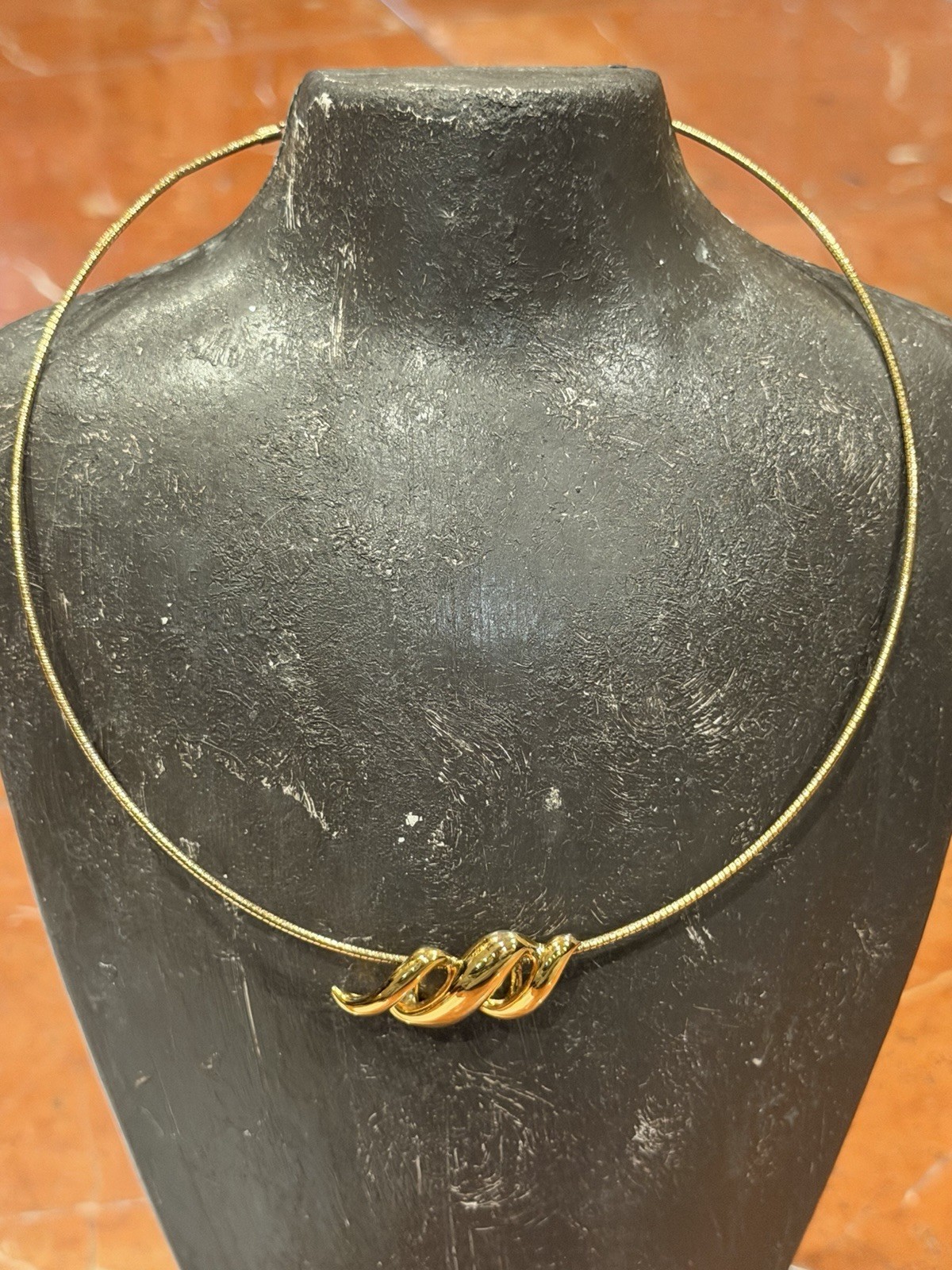 LIZ & CO. OMEGA SNAKE CHAIN CHOKER GOLD SLIDE SWIRL PENDANT Necklace 1980S EUC