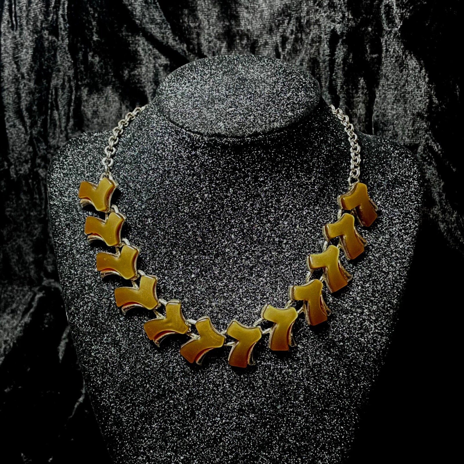 NECKLACE vintage thermoset lucky 7s golden brown silvertone metal hook unsigned