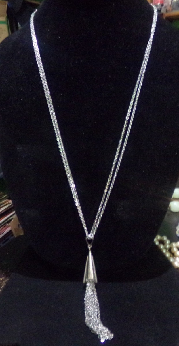 VINTAGE SIGNED MONET SILVERTONE TASSEL PENDANT NECKLACE 26 INCH CHAIN