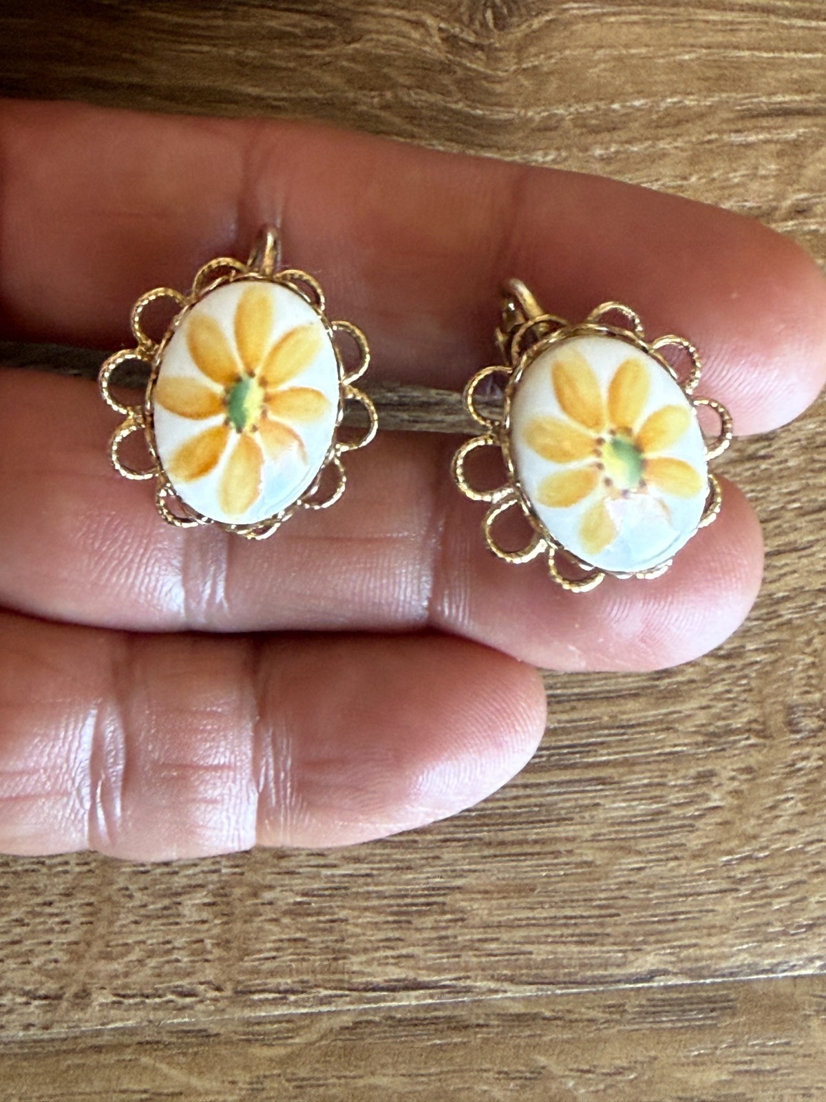 Vintage Clip On Earrings Porcelain Daisy Flower Gold Tone Very Good Condition