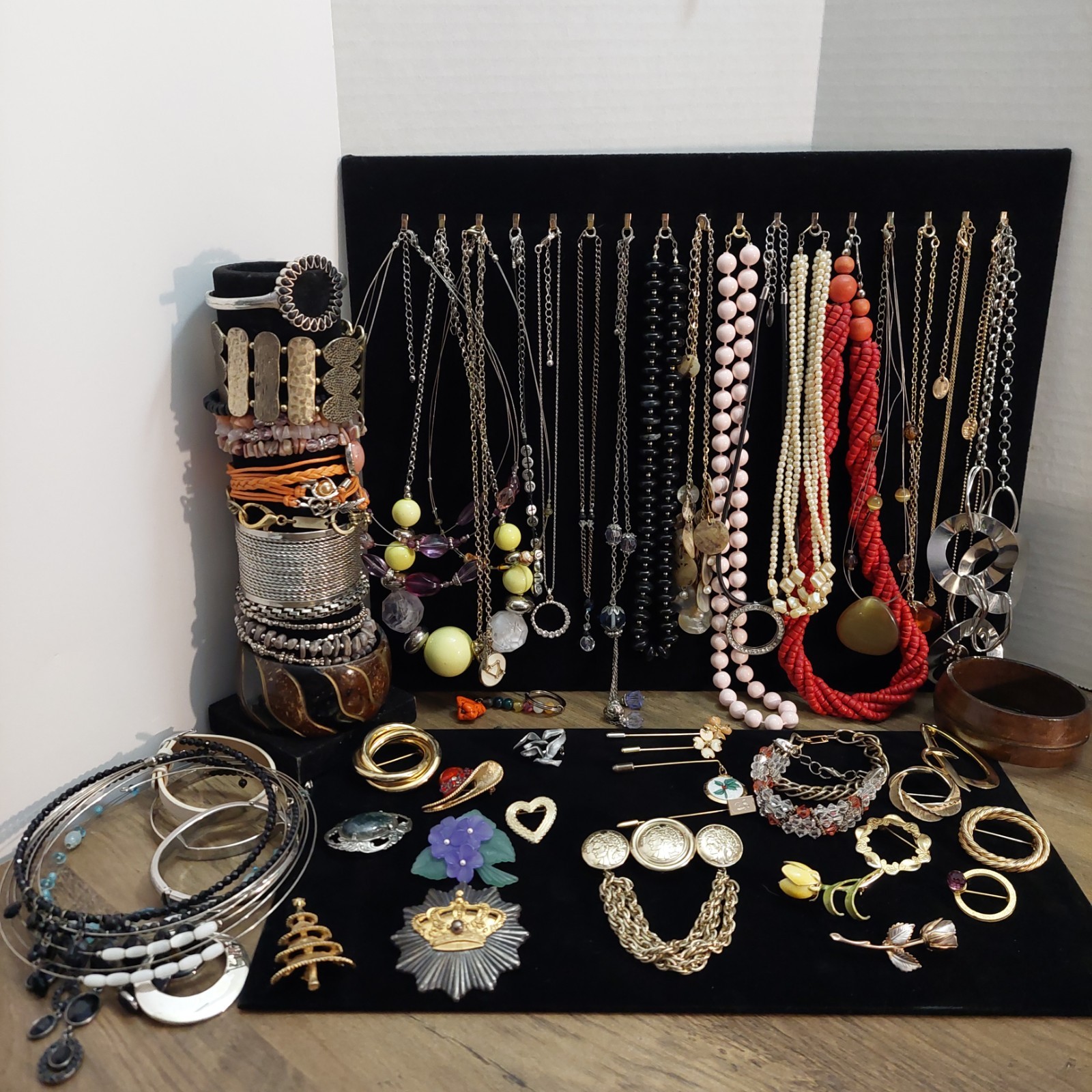 60 Piece Vintage-Now Jewelry Lot Necklaces Bracelets Brooches