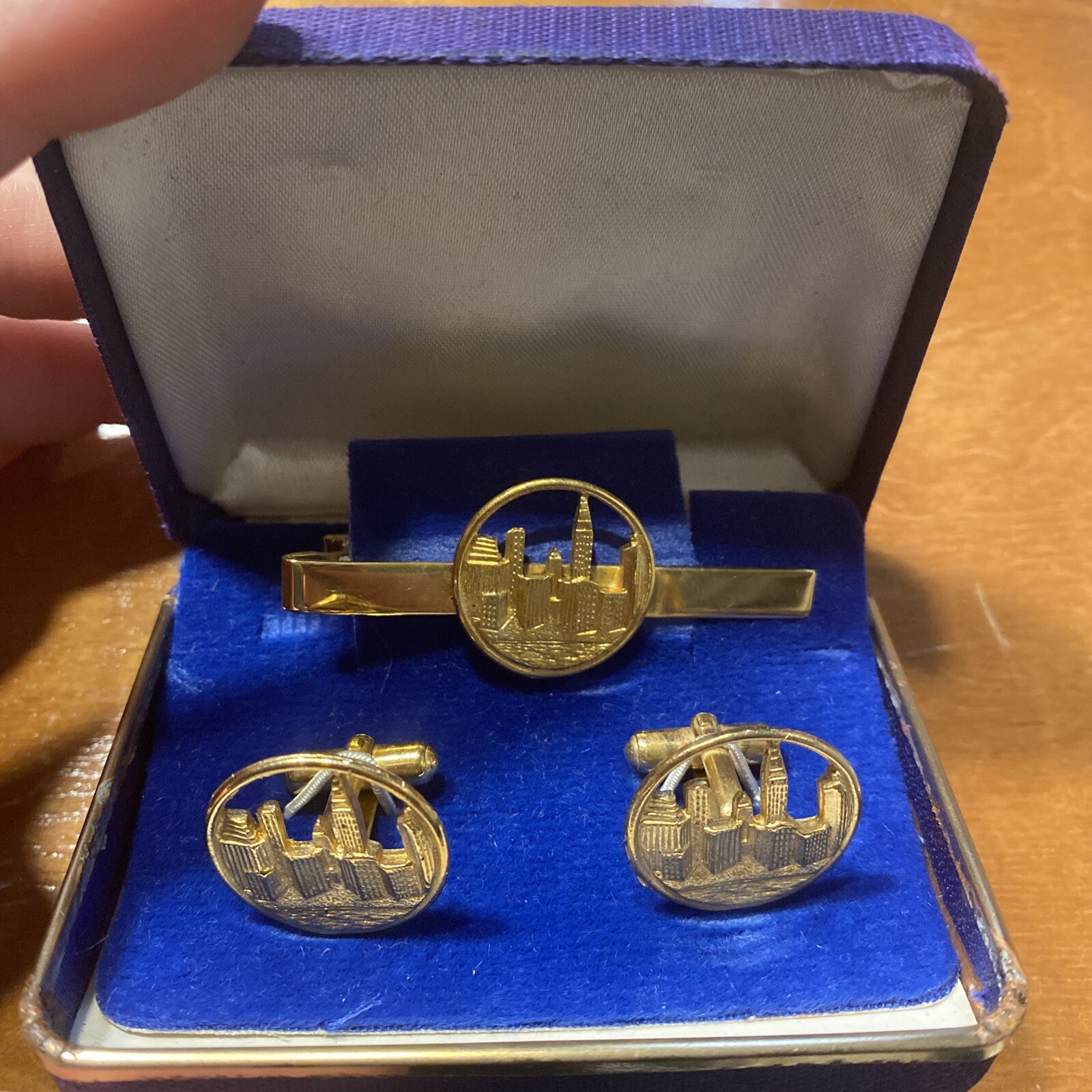Vintage NYC Skyline Cufflinks Tie Bar Set New York City Gold Tone Skyscraper Box