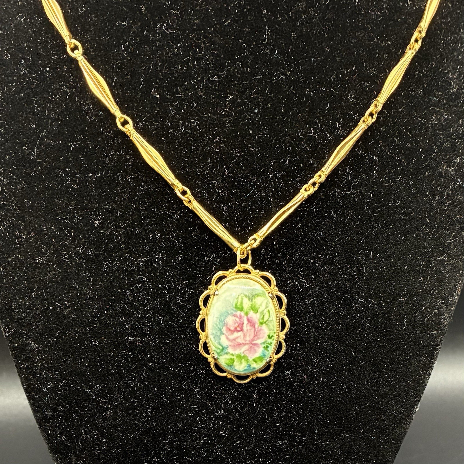 Vintage Oval Rose Pendant Necklace on Vintage Gold Plated Fancy Link Chain