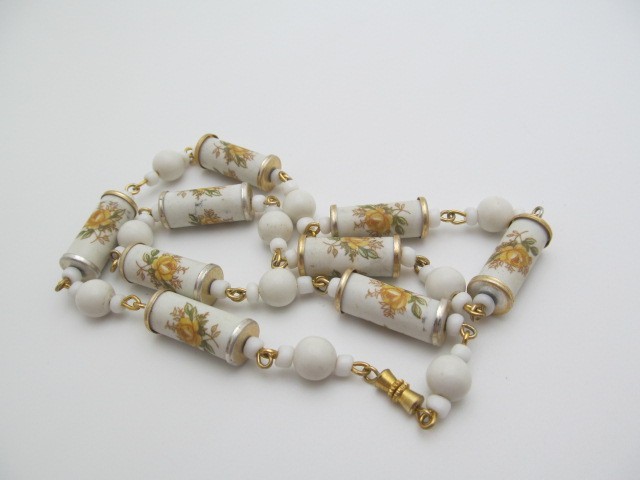 Vintage Porcelain Yellow Flower Barrel & Lucite Bead Ball Link Chain Necklace