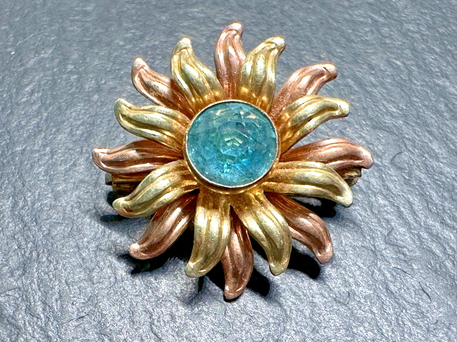 VINTAGE VAN DELL 1/20TH 12K GF GOLDEN FLOWER WITH BLUE CENTER 3/4″ BROOCH H598