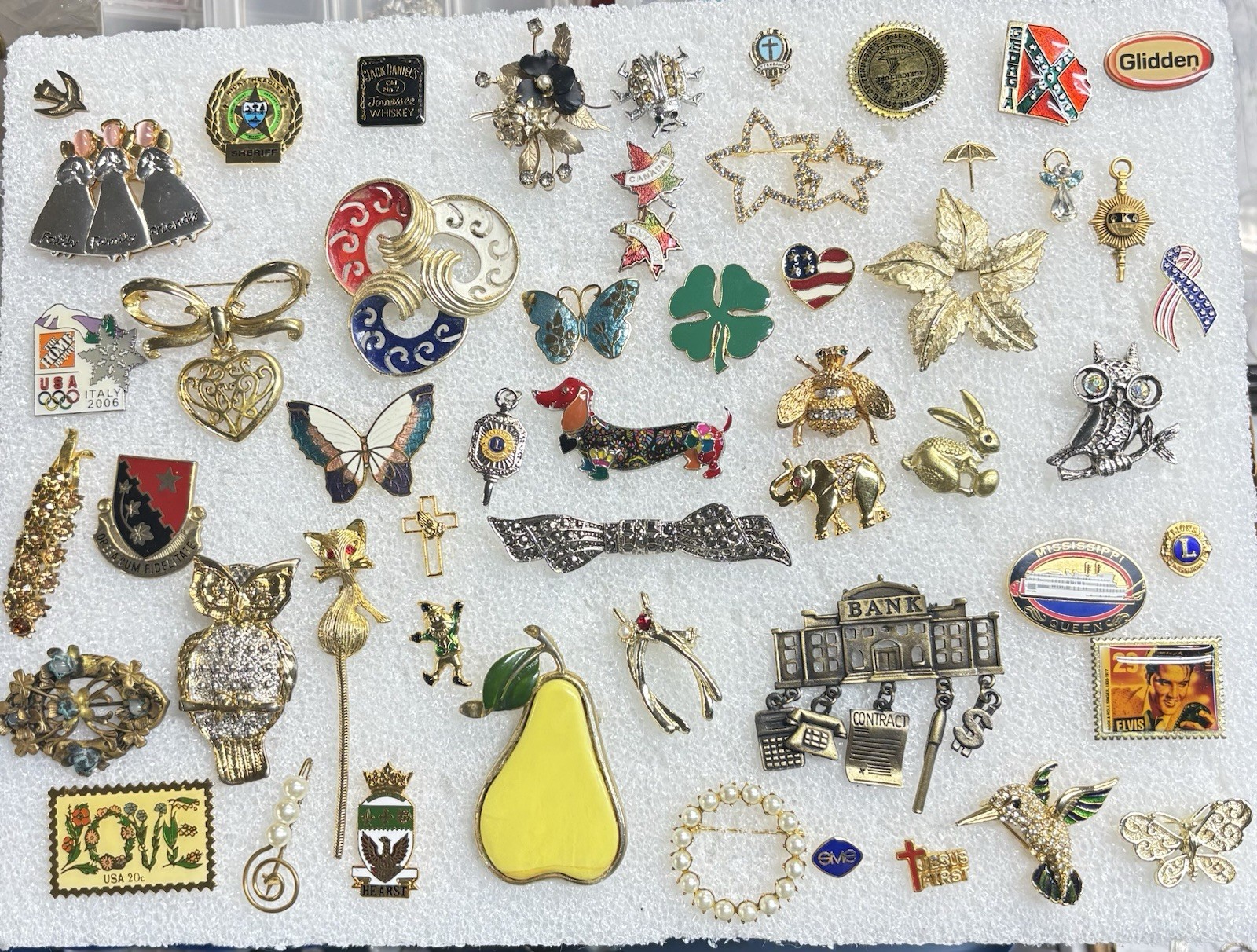 Estate Find Lot Of Assorted Pins/Brooches.