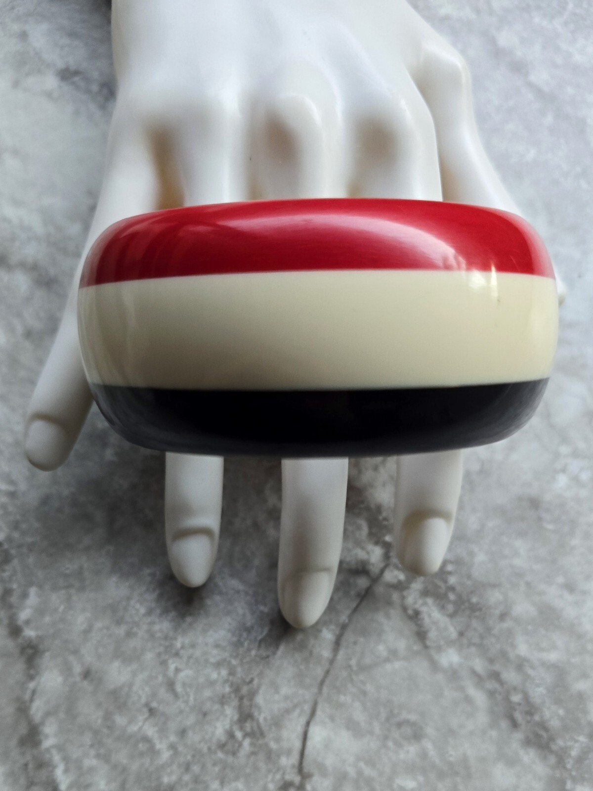 VTG MOD LAYERED STRIPED LAMINATE LUCITE BANGLE BRACELET RED BLACK CREAM STRIPES