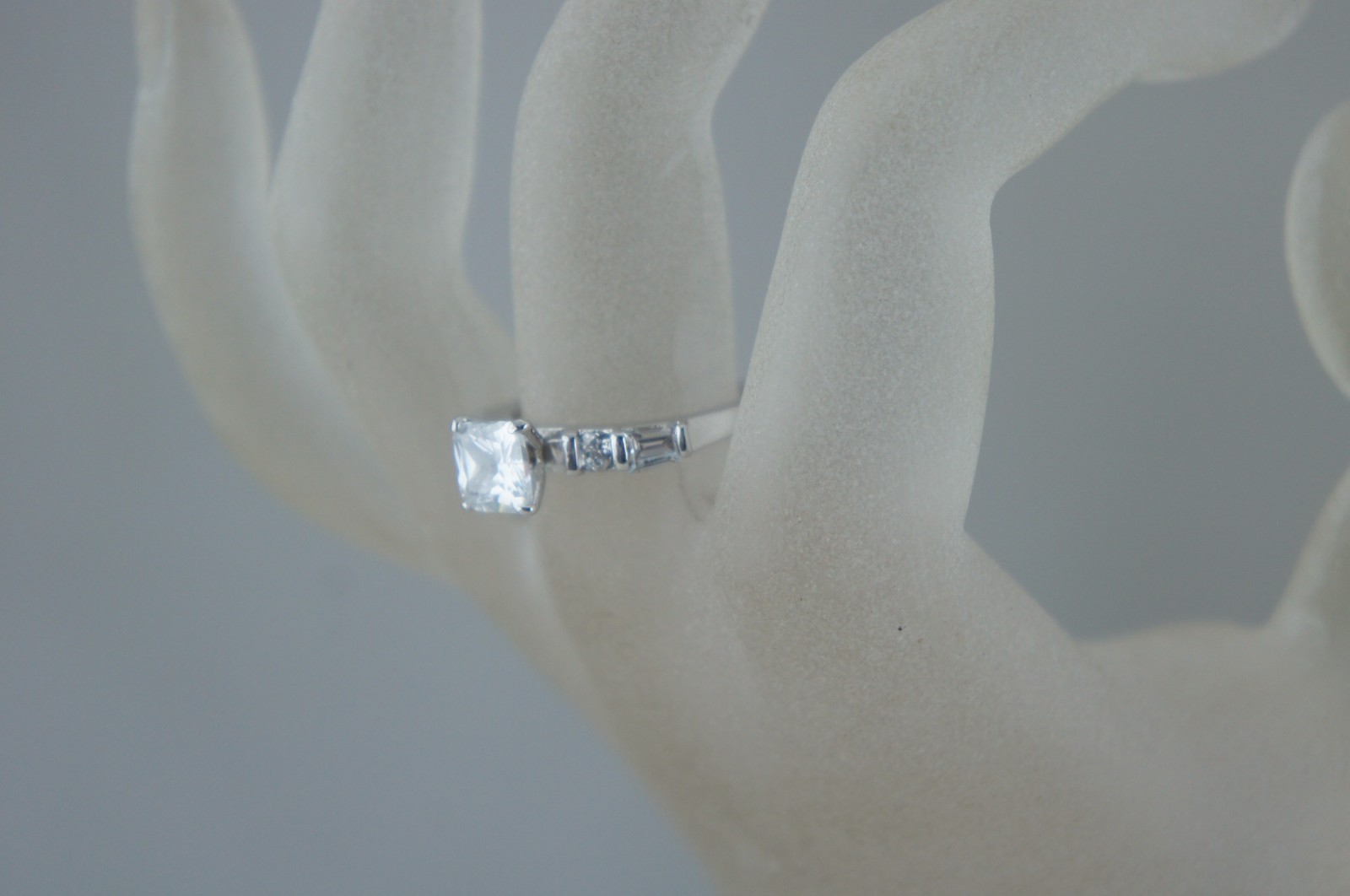 FASHION RING SILVER PLATED PRINCESS CUT RHINESTONE SOLITAIRE SIZE 8.25
