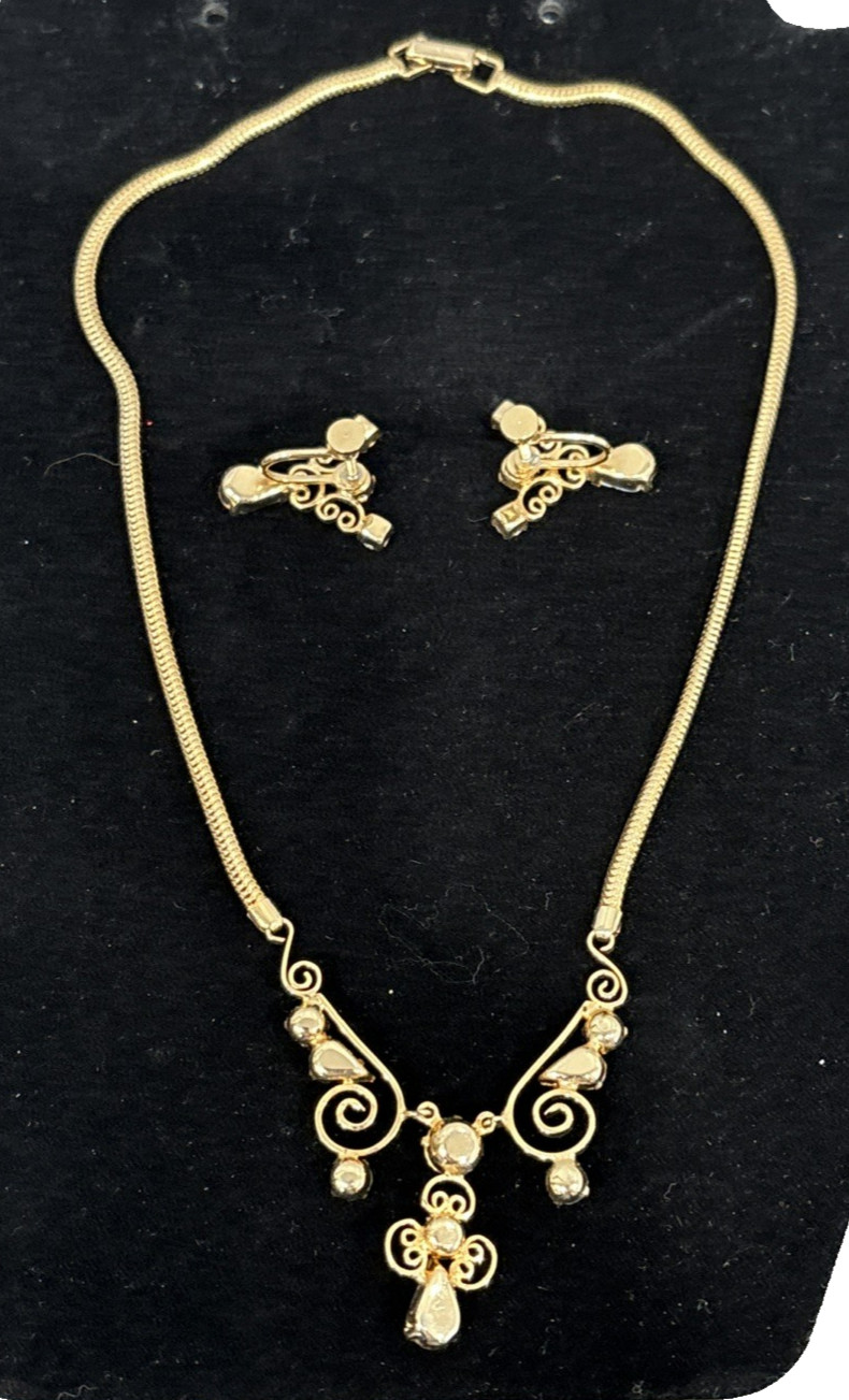 Leo Glass Light Blue Designer 15″ Necklace & Matching Screw Back Earrings Set