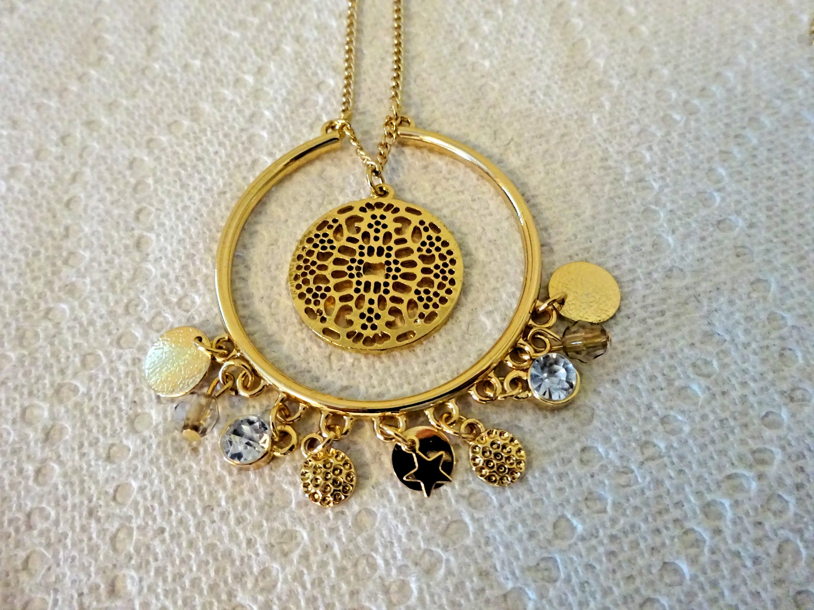 VINTAGE GOLD TONE CHARM PENDANT ON 32″ DAINTY CHAIN