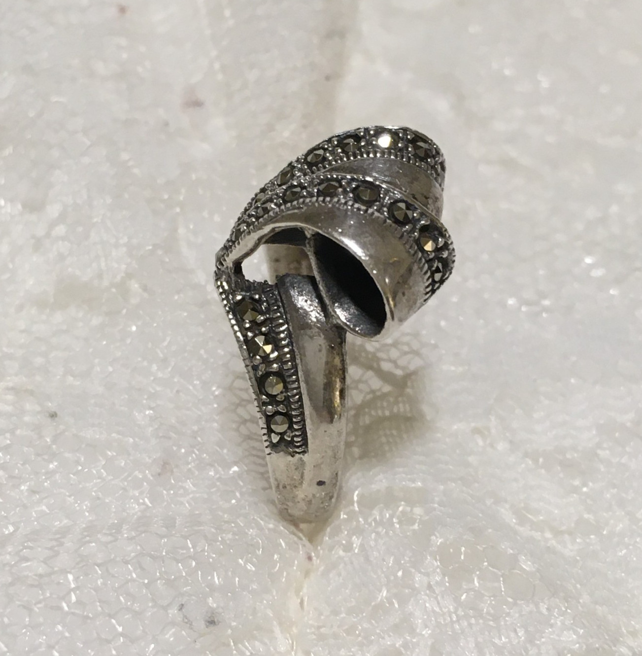 Vintage Sterling Silver Ring Womens Sz 8.25 Ribbon Bow design Marcasite Accents