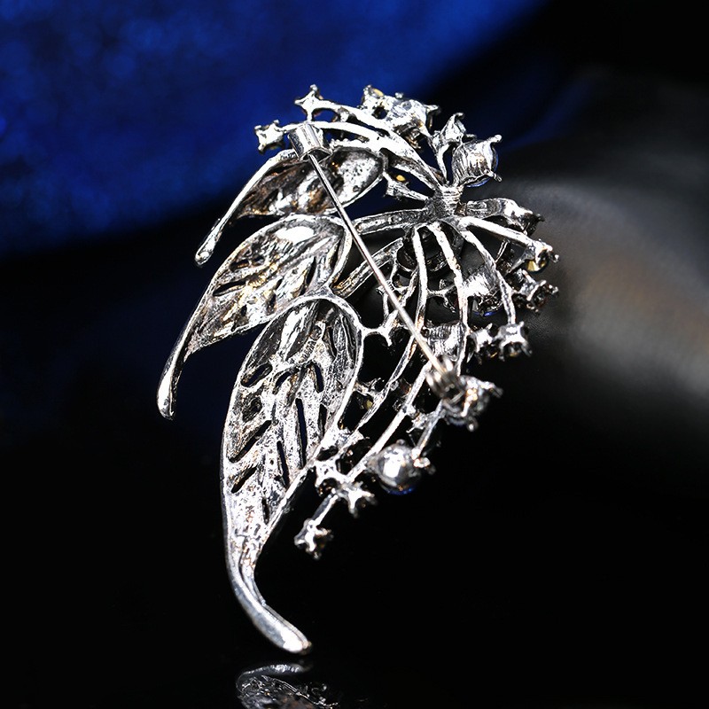 Vintage Luxury Hollow-Out Leaf Brooch Rhinestone Alloy Corsage Pin for Women