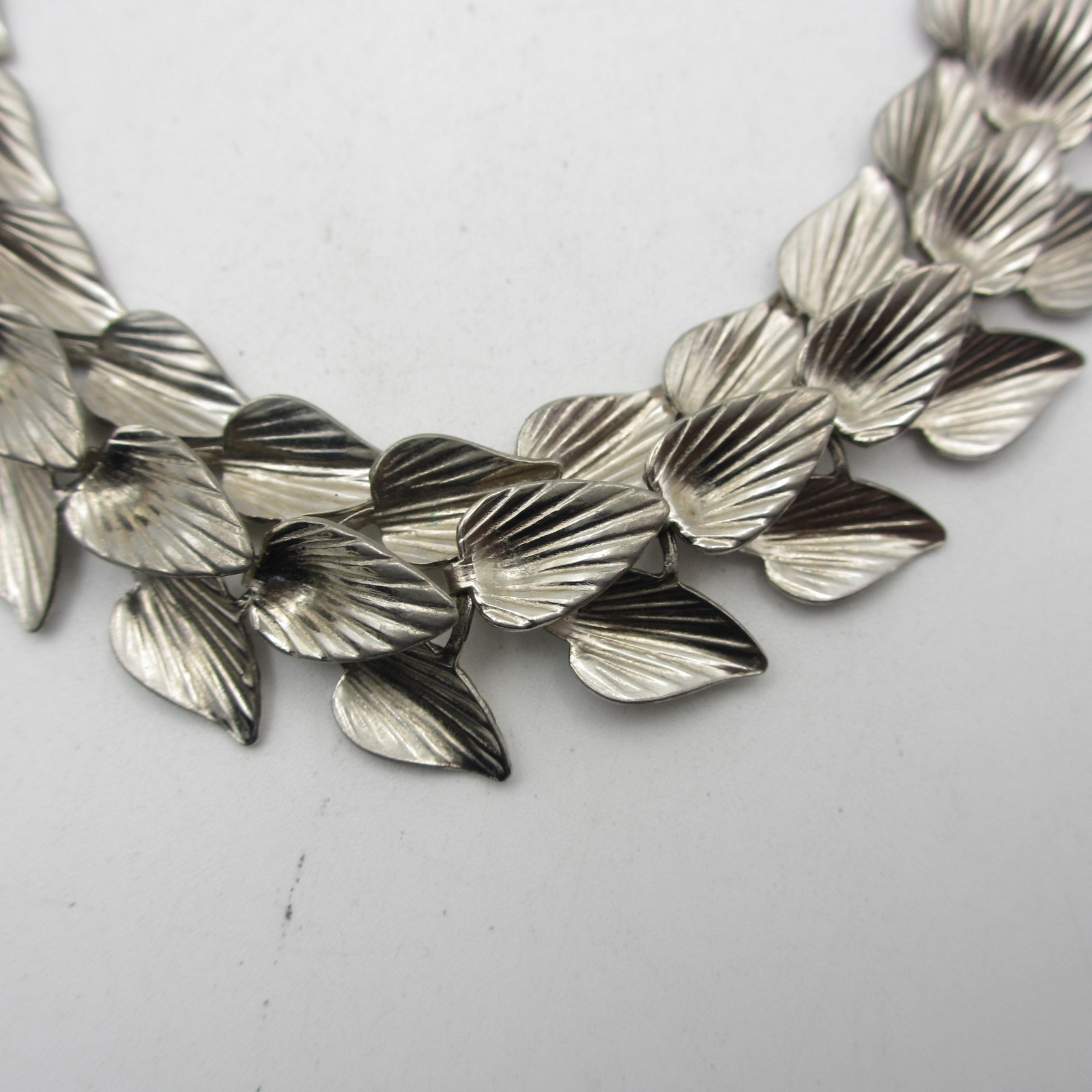 Vintage Ribbed Leaf Necklace Silver Tone Choker 16 Inch