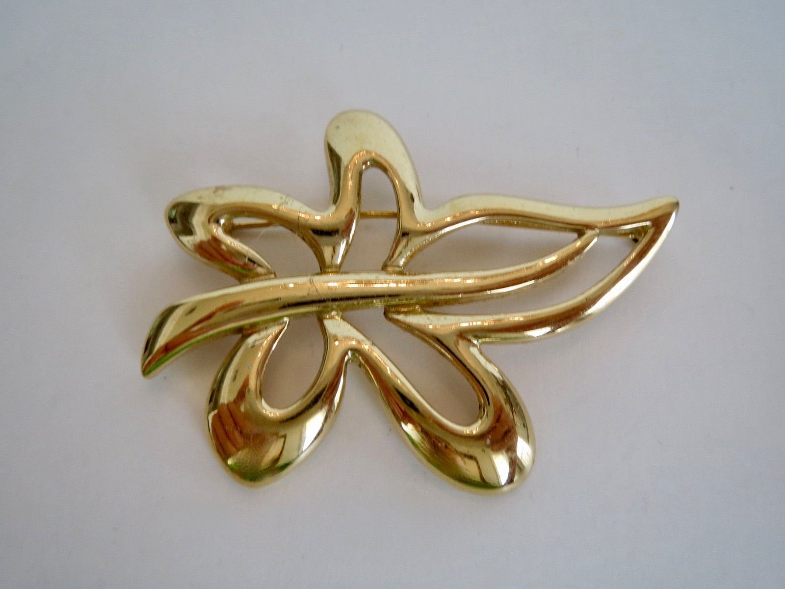Signed NAPIER Yellow Gold Tone Swirl BROOCH Lapel PIN 2& 3/8″ Long by 1.75″ Wide