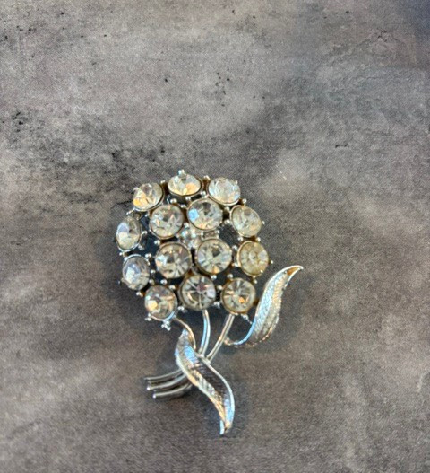 VINTAGE SILVER TONE CLEAR RHINESTONE FLOWER BOUQUET PIN BROOCH