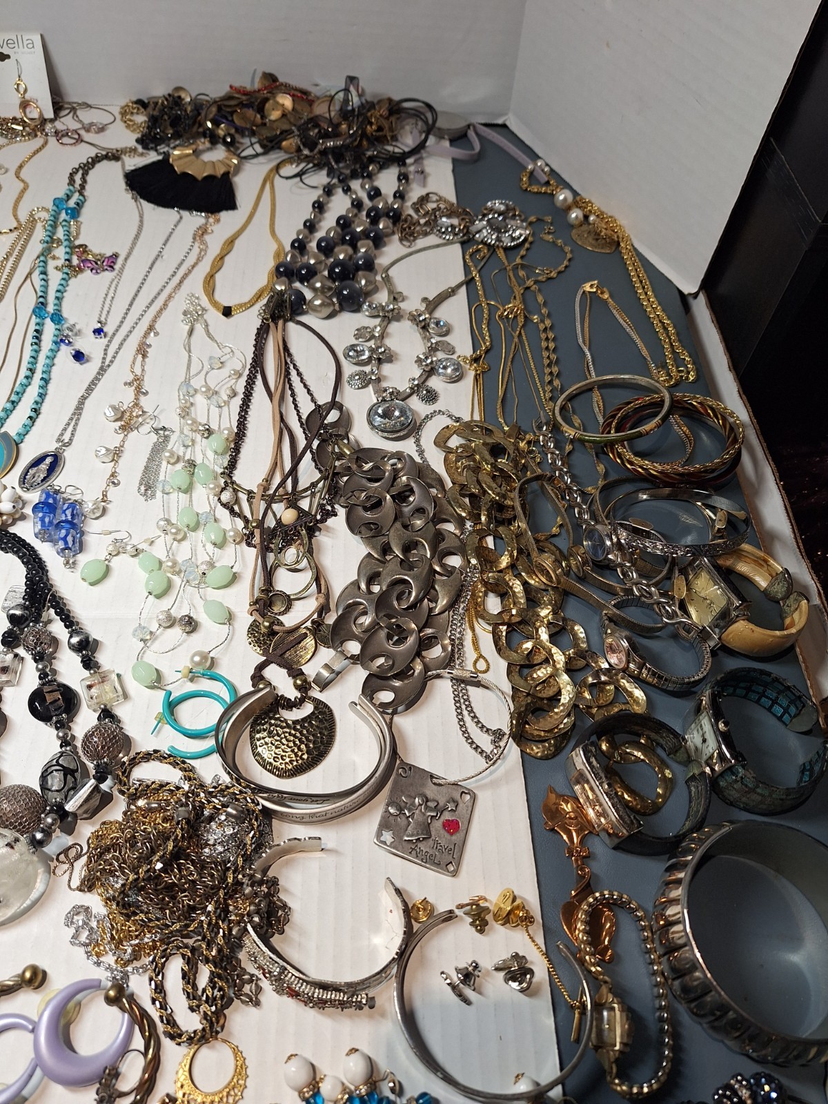 Wearable Costume Jewelry Lot, Over 200 Pieces! Large Lot! Vintage And Modern