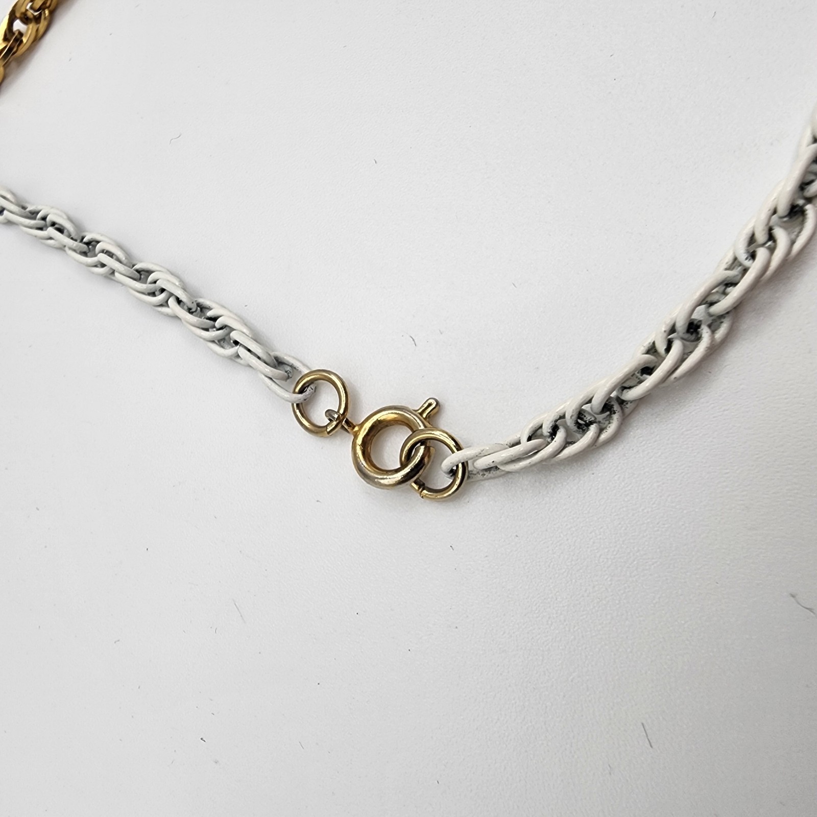 Vintage Gold & White Tone Enamel Choker Necklace 15.5″ Twisted Triple Link Chain