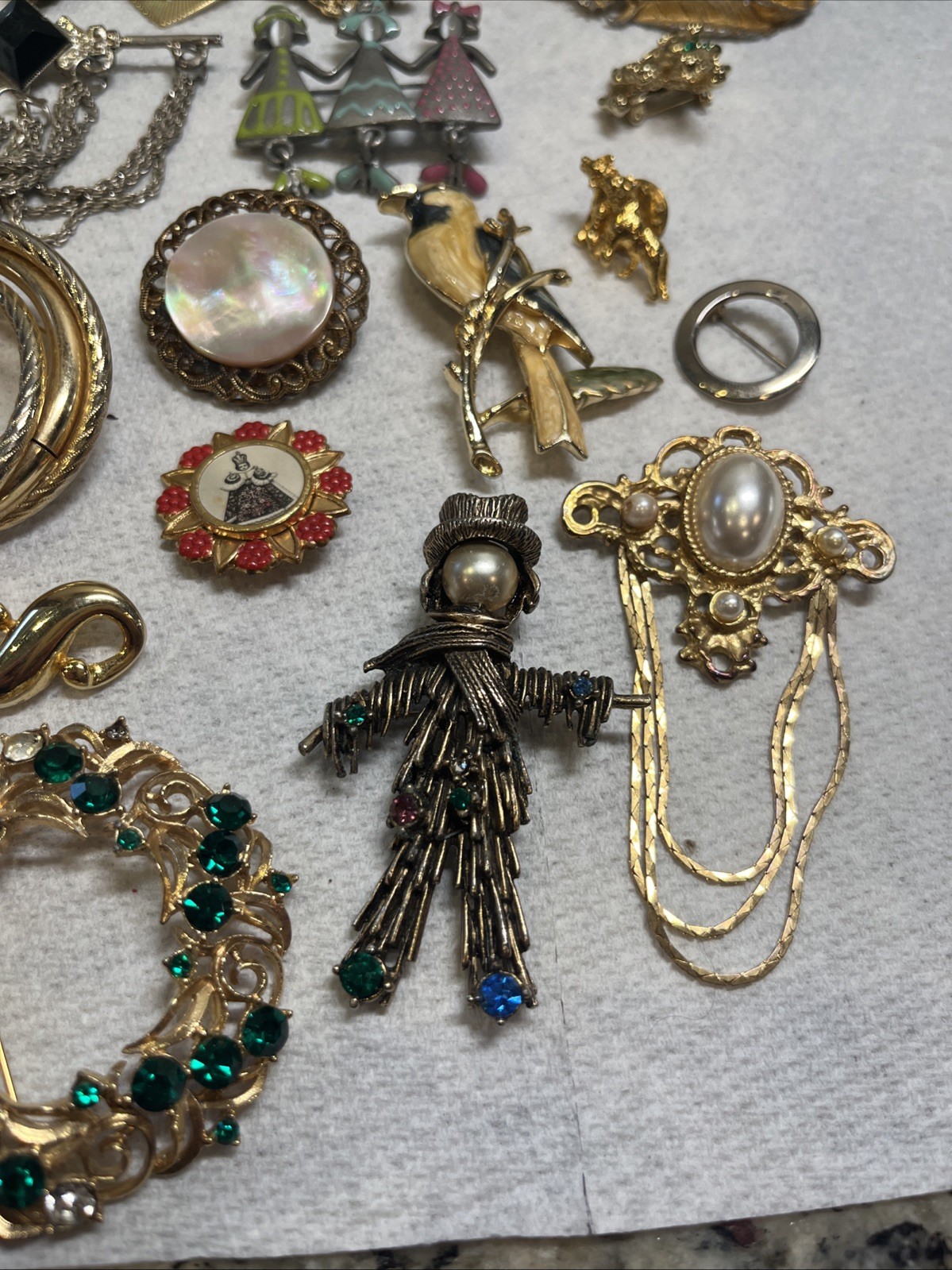 Vintage Brooch Pin Lot Gold Tone Silver Tone Mixed Materials 33 Pc Stones Ect